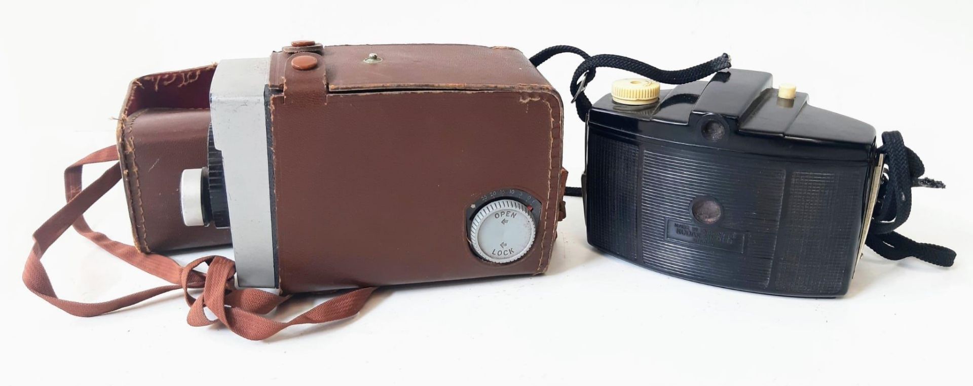 Two Vintage Kodak Cameras. A Brownie Cresta II and a Brownie Movie Camera with Leather Case. A/F - Image 4 of 4
