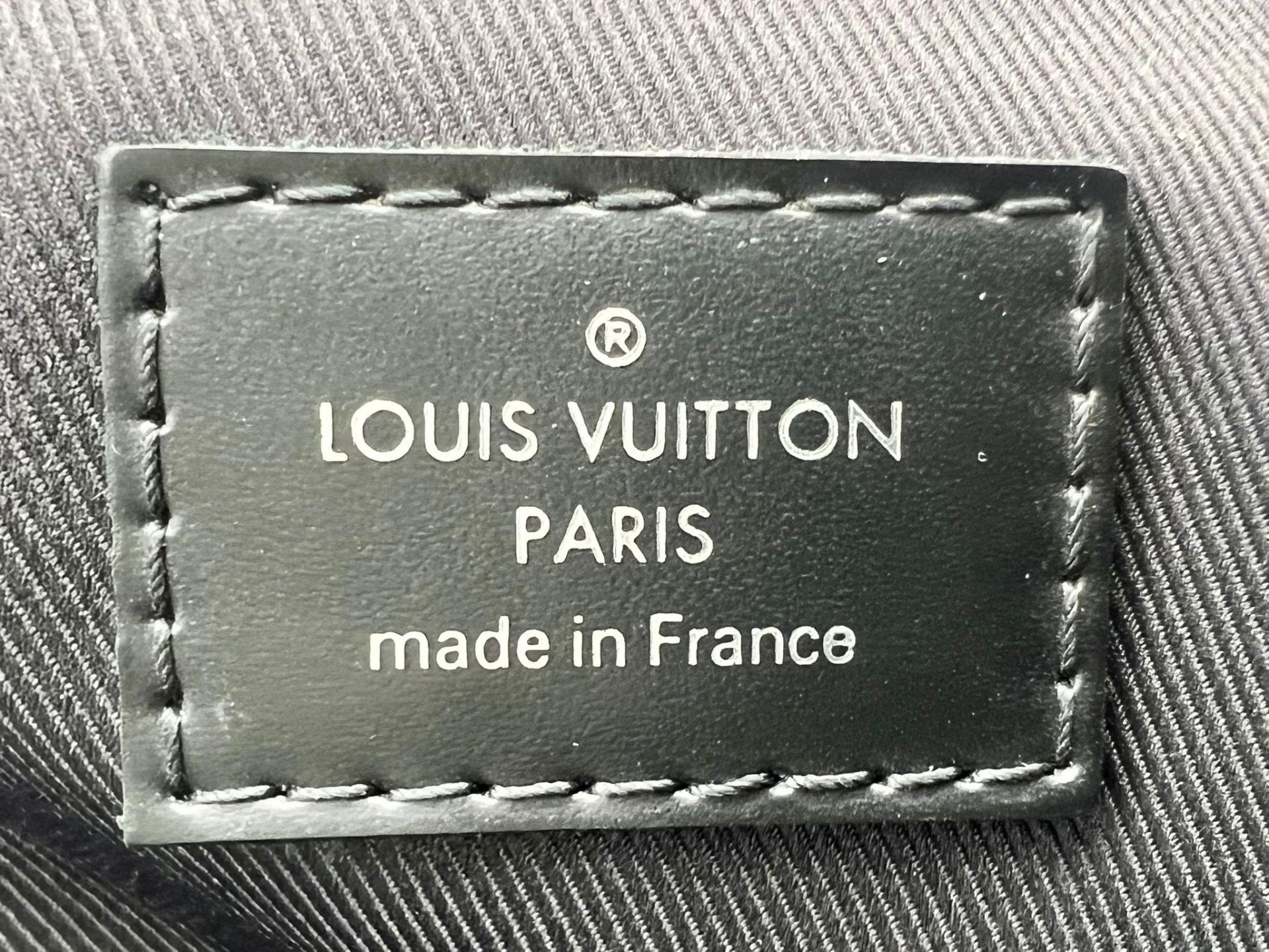 A Louis Vuitton Checked Canvas Messenger Bag. Silver-tone hardware. Zipped outer compartment. - Bild 6 aus 6