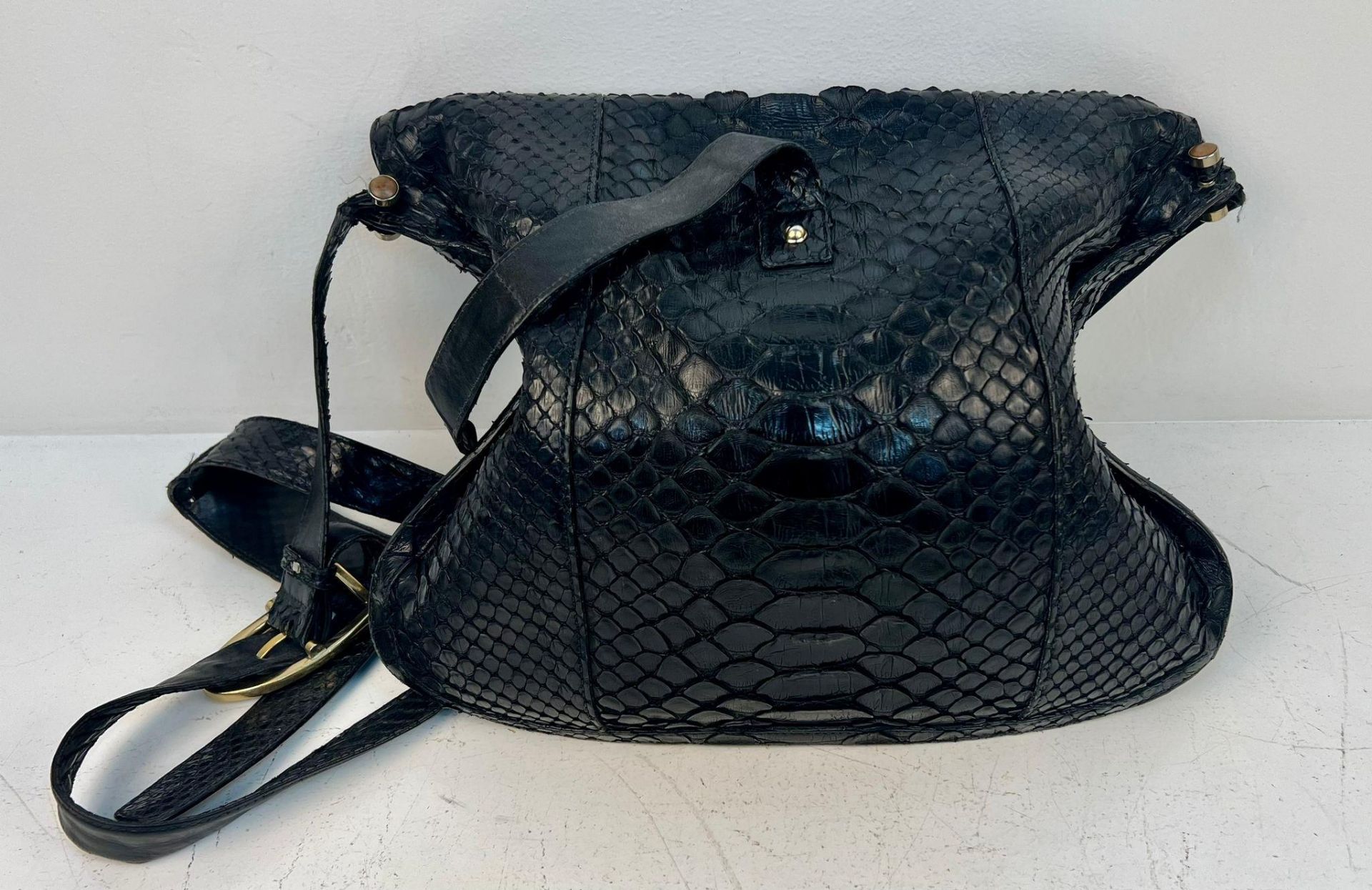 A Gucci Black Python/Snakeskin Shoulder Bag. Gold-tone hardware. Adjustable shoulder strap. Spacious - Bild 4 aus 7