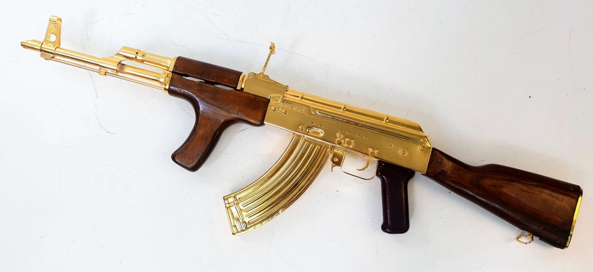 Ultimate Lord of War AK47 Deactivated Gold-Plated Rifle! The weapon that never gives up, finished in - Image 2 of 24