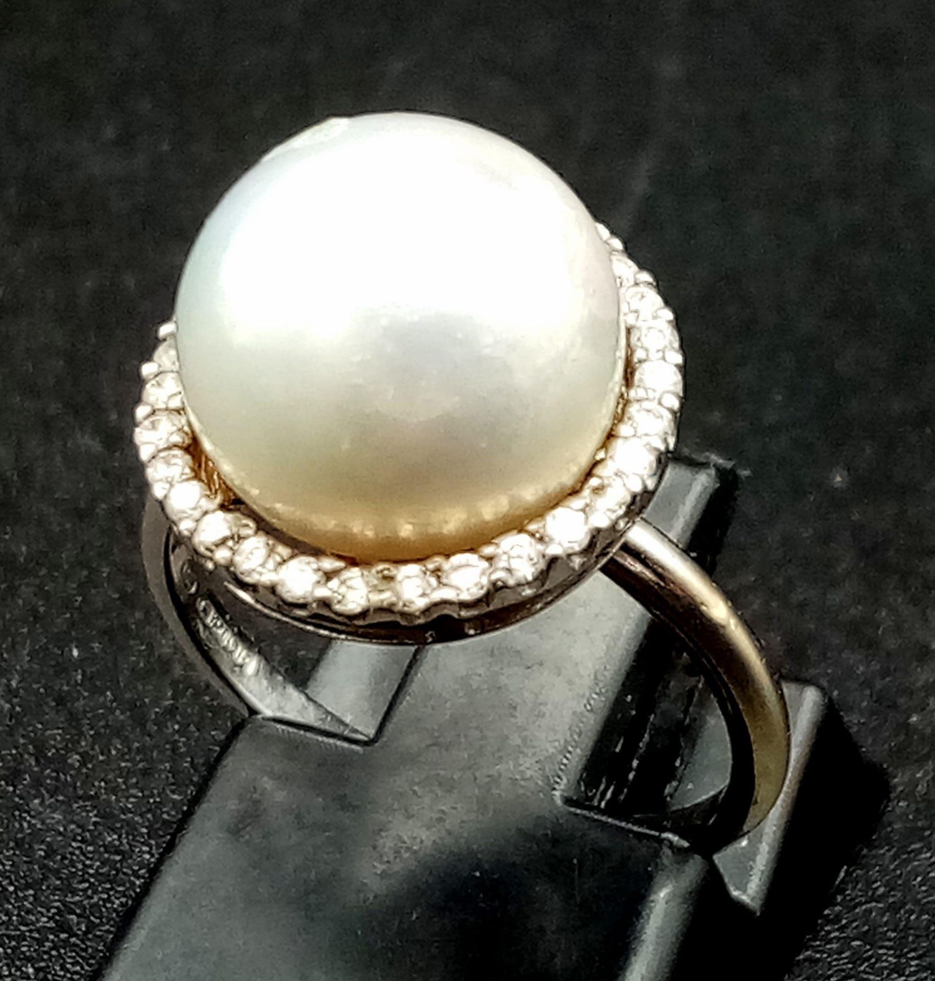 A SOUTH SEA PEARL RING SURROUNDED BY A HALO OF QUALITY DIAMONDS AND SET IN 18K WHITE GOLD .3.7gms - Image 3 of 5