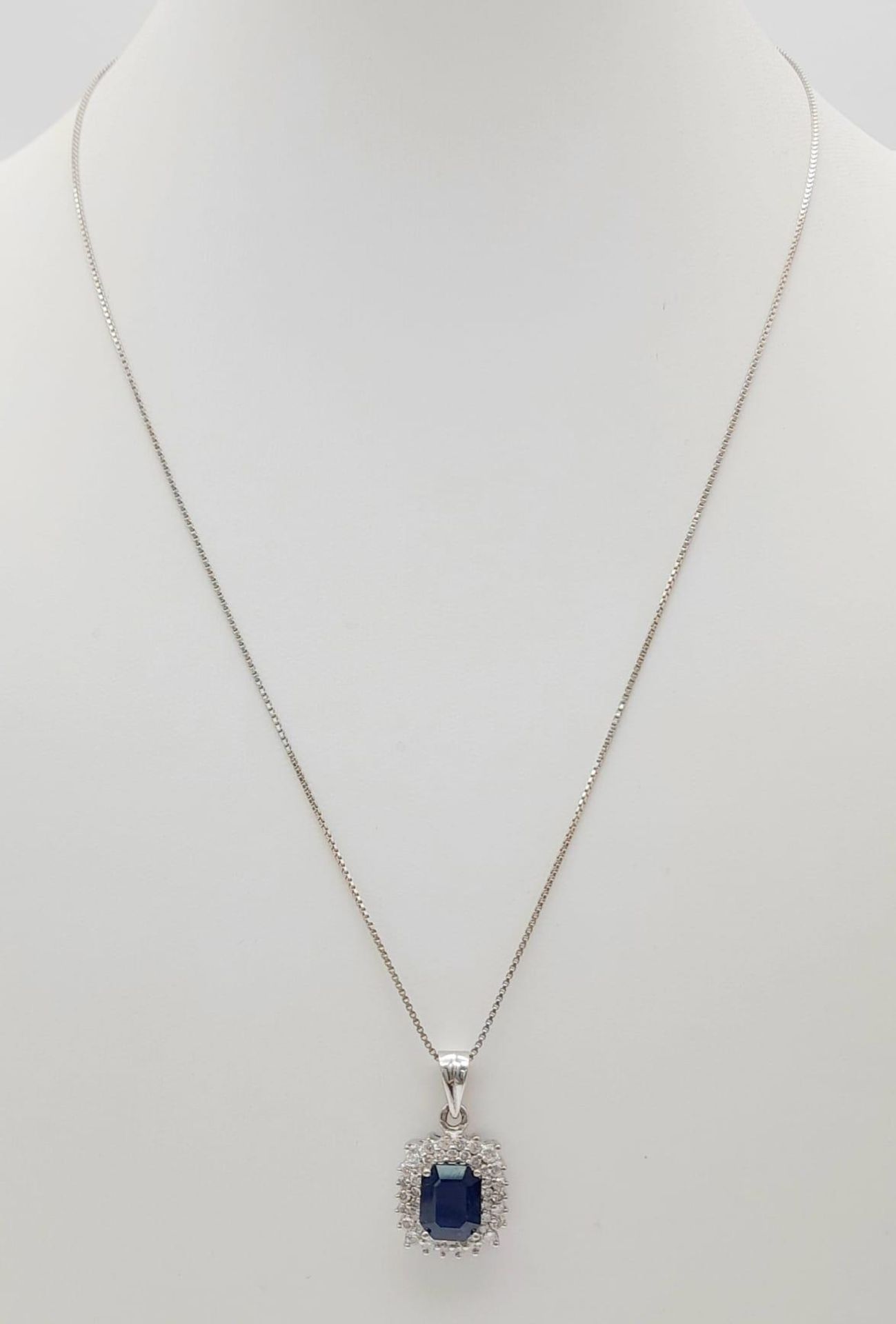 An 18K White Gold, Sapphire and Diamond Pendant on an 18K White Gold Necklace. Rectangular 2ct - Bild 2 aus 8
