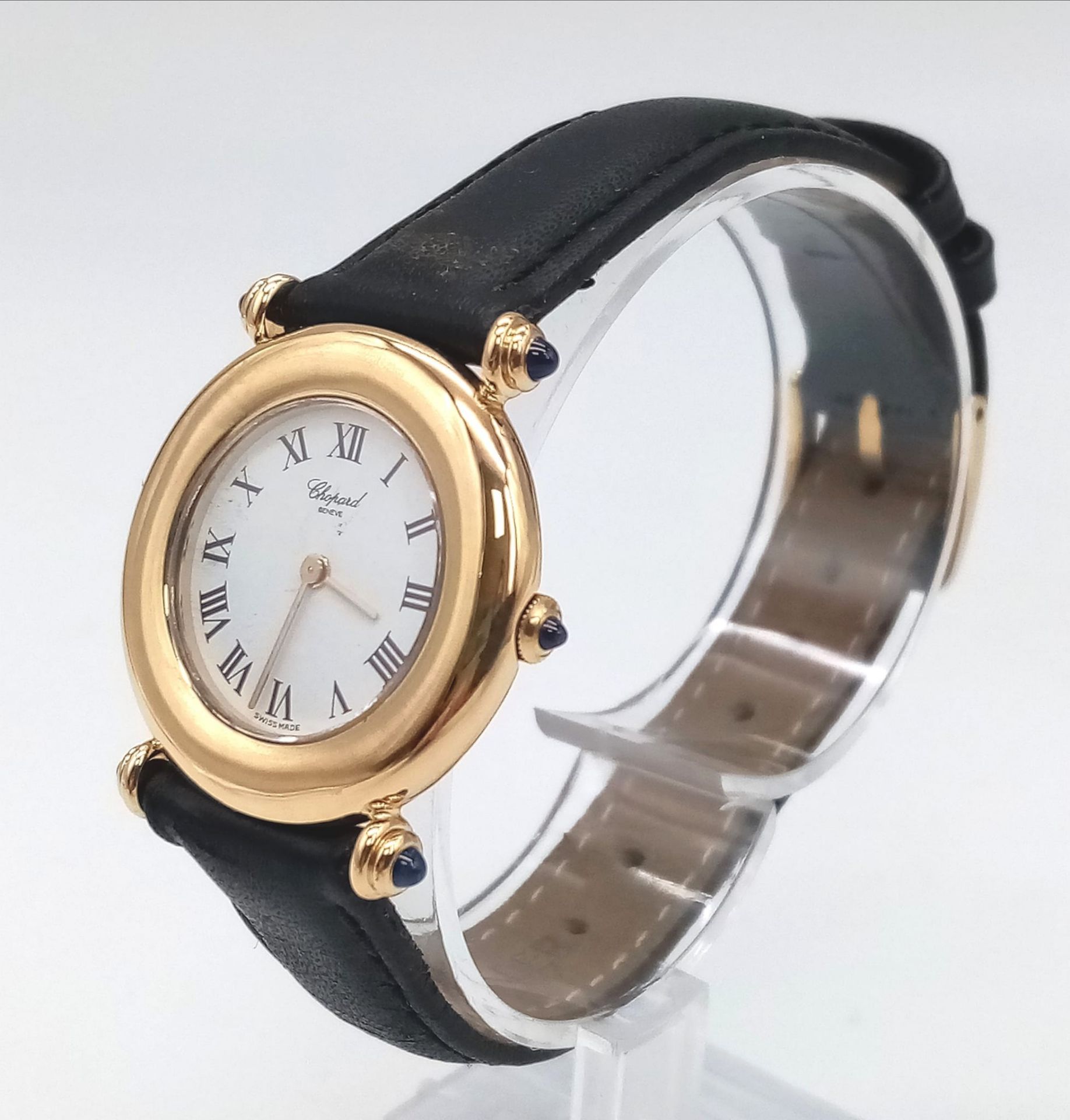 AN 18K GOLD LADIES CHOPARD WRIST WATCH WITH ROMAN NUMERALS , WITH BLACK LEATHER STRAP 27mm - Image 4 of 4