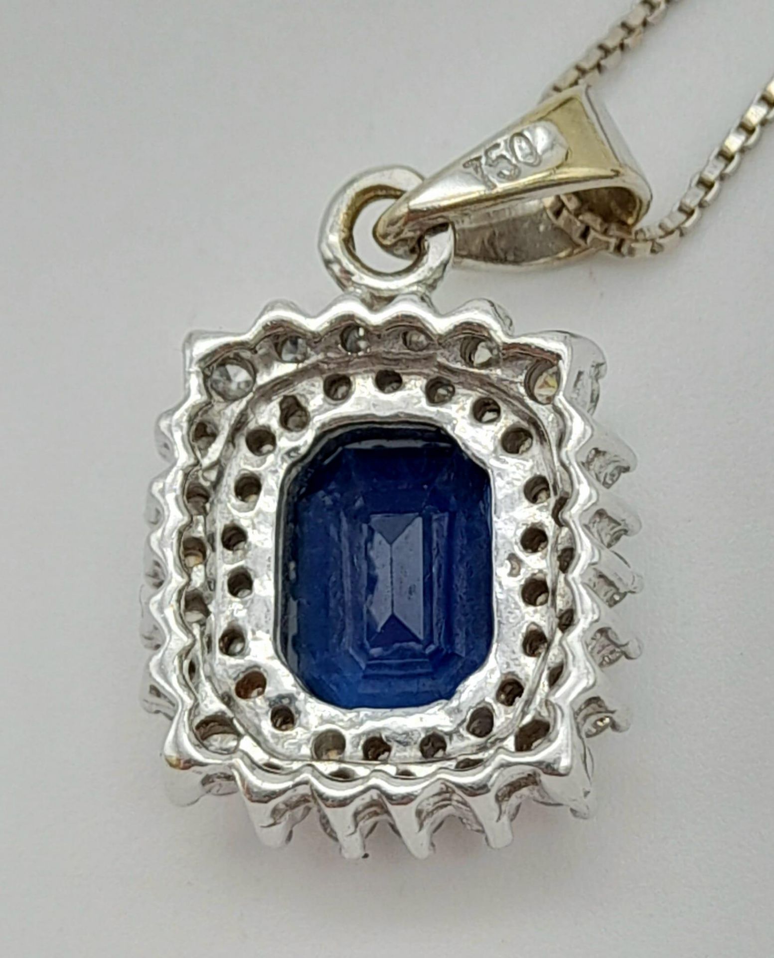 An 18K White Gold, Sapphire and Diamond Pendant on an 18K White Gold Necklace. Rectangular 2ct - Bild 5 aus 8