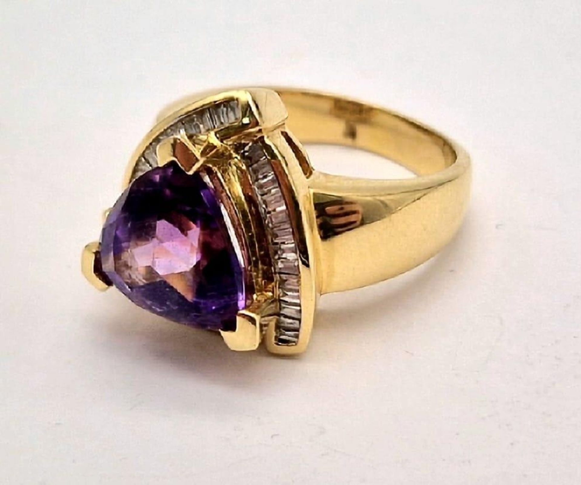 A 14K GOLD RING WITH LARGE TRIANGULAR AMETHYST CENTRE STONE SURROUNDED BY DIAMONDS. 11.9gms size P - Bild 2 aus 5