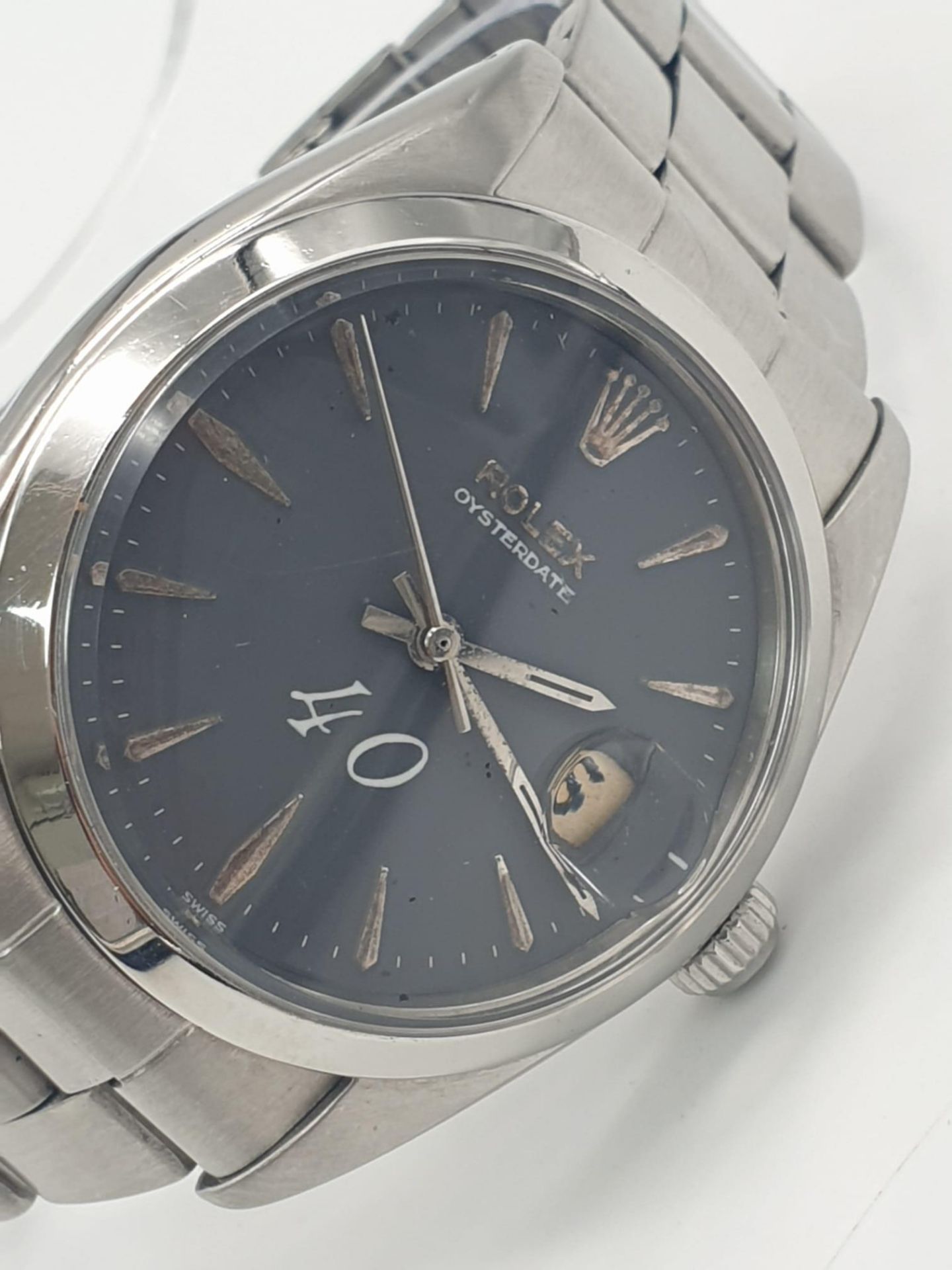 A ROLEX OYSTERDATE "40" MIDSIZE UNISEX WATCH IN STAINLESS STEEL WITH UNUSUAL GREY DIAL. 34mm - Image 2 of 8