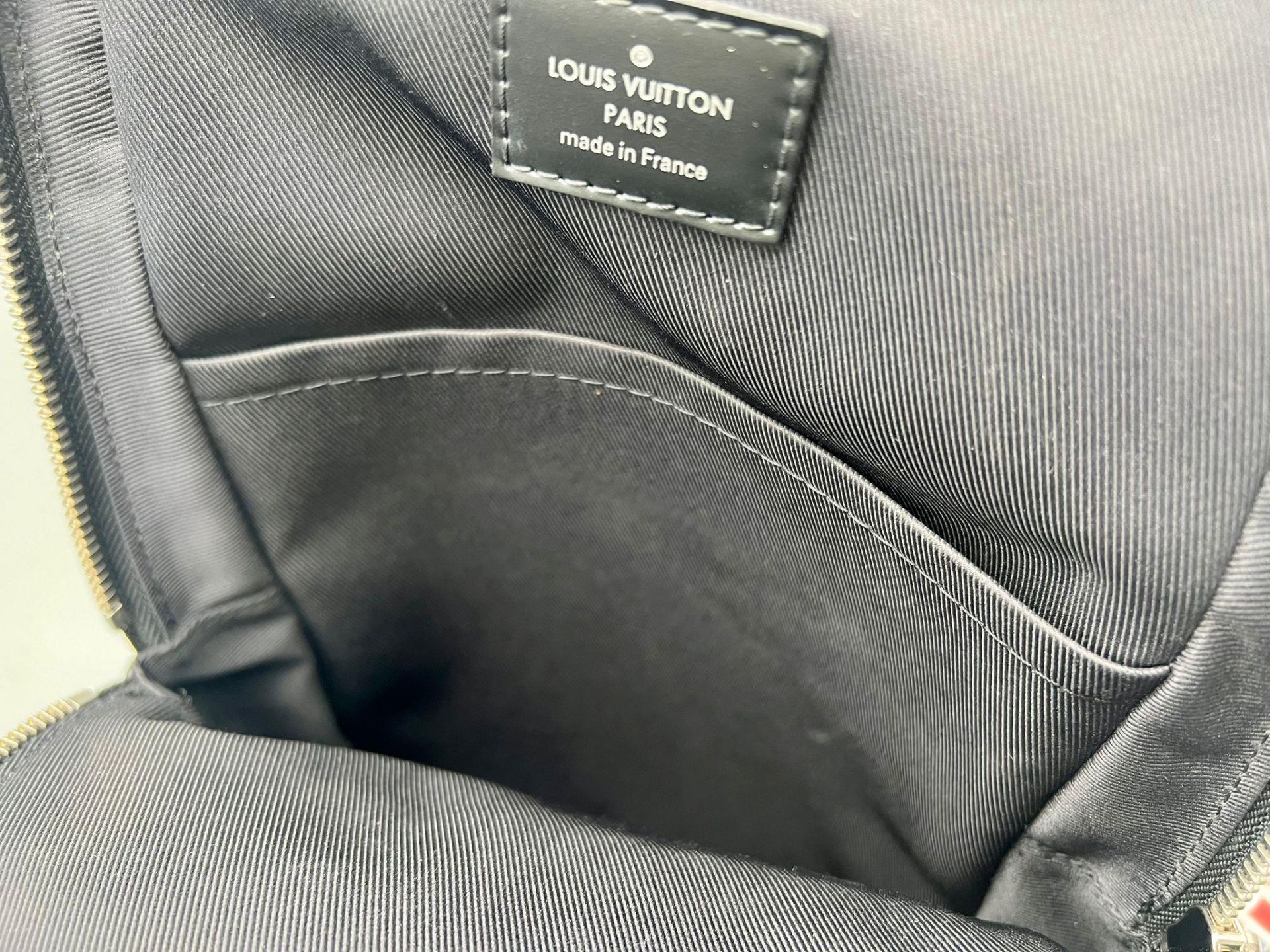 A Louis Vuitton Checked Canvas Messenger Bag. Silver-tone hardware. Zipped outer compartment. - Bild 5 aus 6