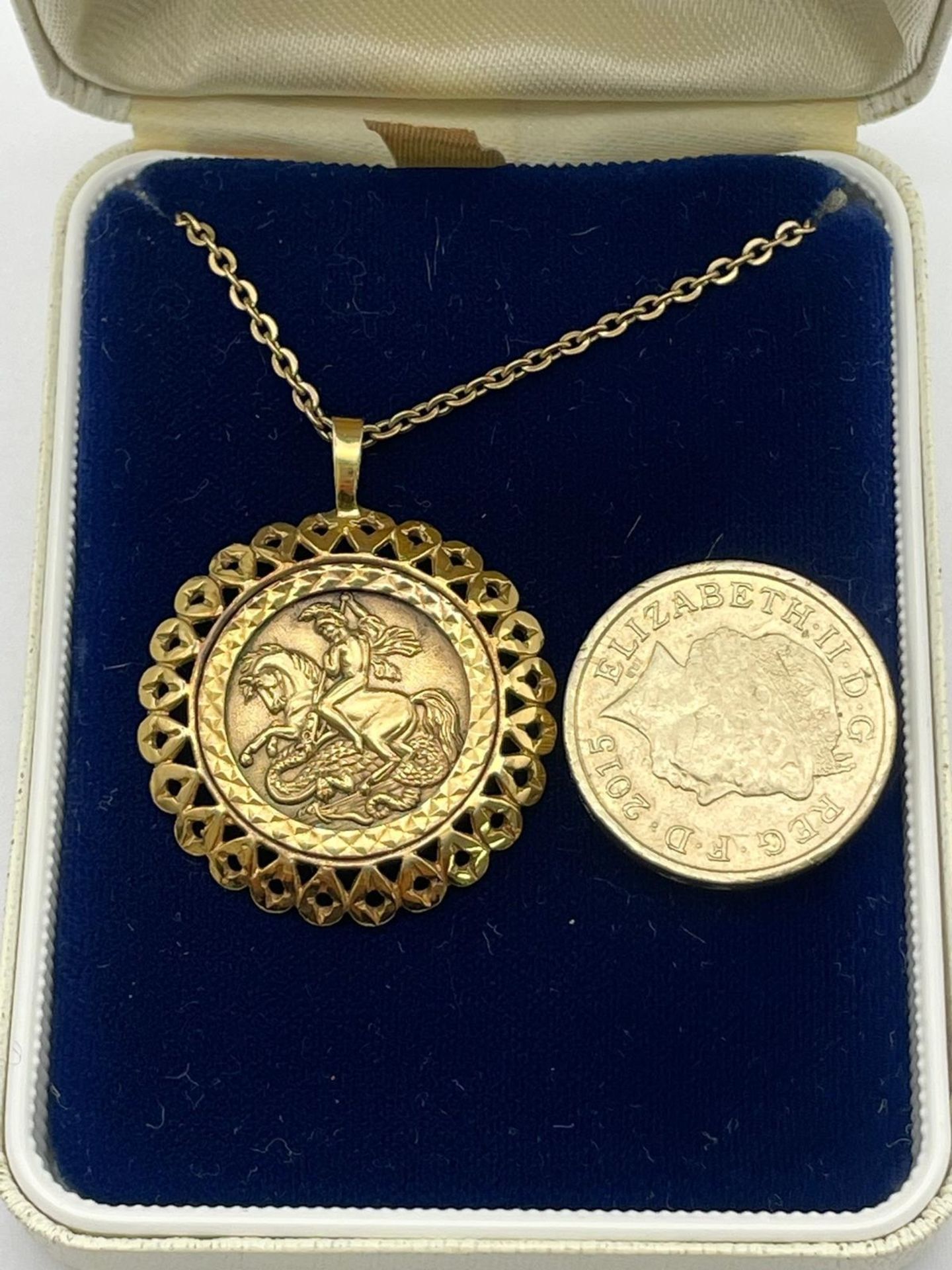 A Vintage 9K Gold Dragon Slaying Pendant on a 9K Yellow Gold Link Necklace/Chain. 27mm diameter - - Bild 5 aus 5