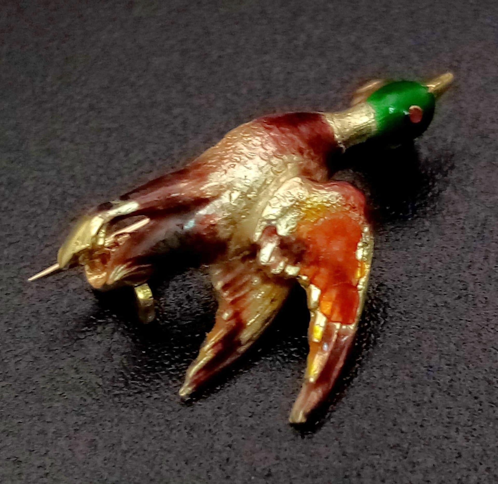 An Antique Fully Detailed Enamelled Pheasant in Full Flight Brooch. Set in high-karat gold (tested). - Bild 2 aus 3