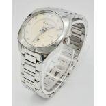 A Gucci Quartz Ladies Watch. Stainless steel strap and case -29mm. Cream dial with date window and