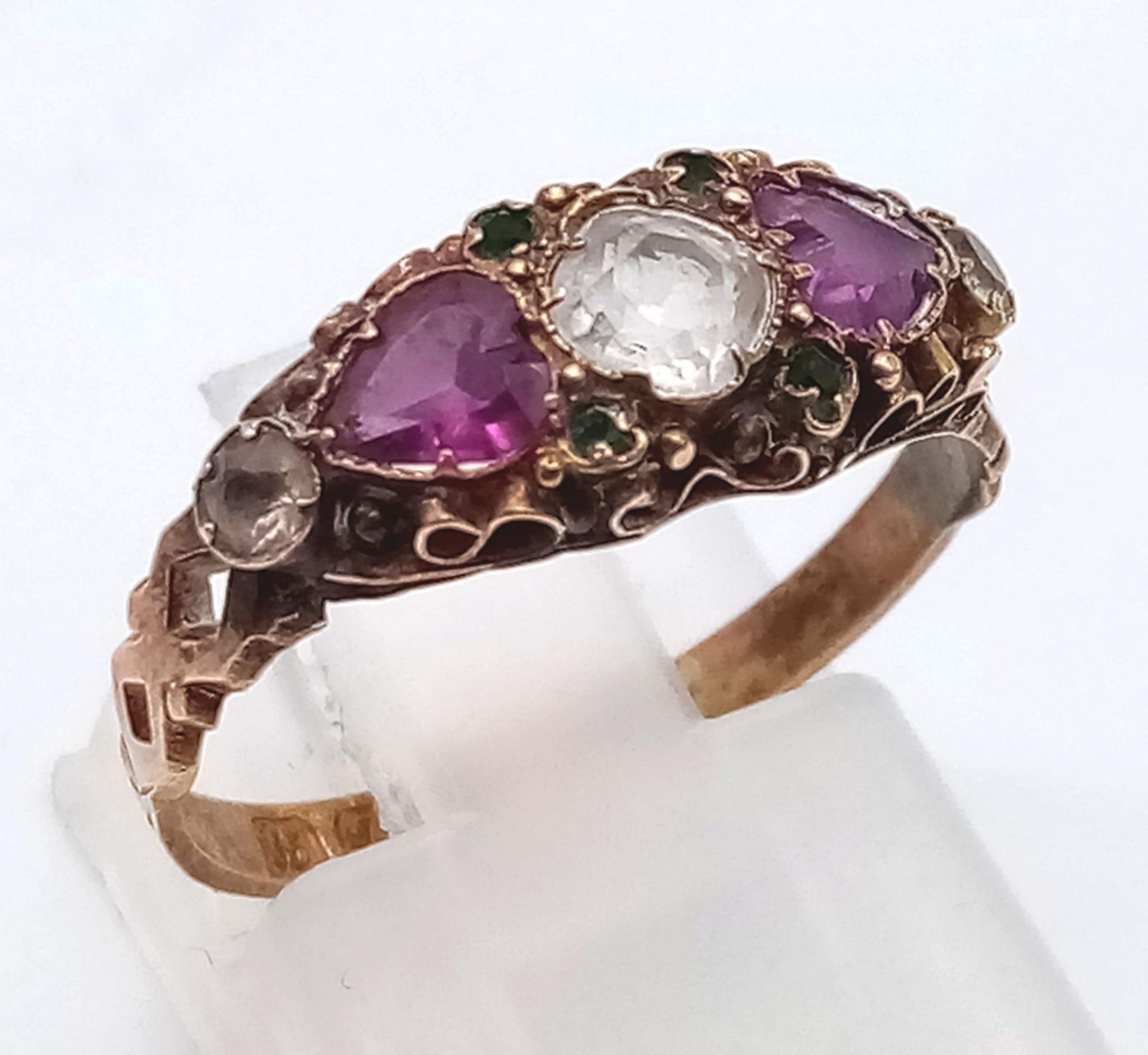 AN ANTIQUE 15K GOLD RING WITH A WHITE SAPPHIRE CENTRE STONE FLANKED BY AMETHYST AND DIAMONDS . 1. - Bild 2 aus 5