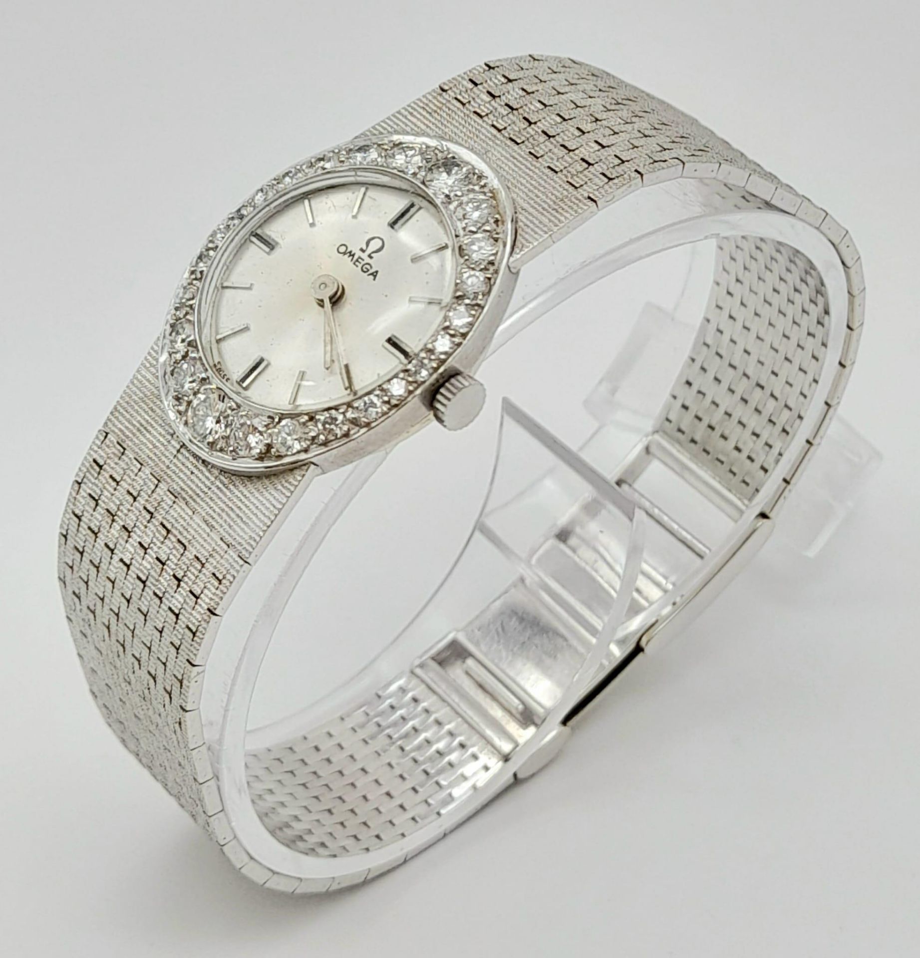 A Vintage 18K White Gold and Diamond Omega Ladies Watch. 18k gold bracelet and oval case - 21mm. - Bild 2 aus 7