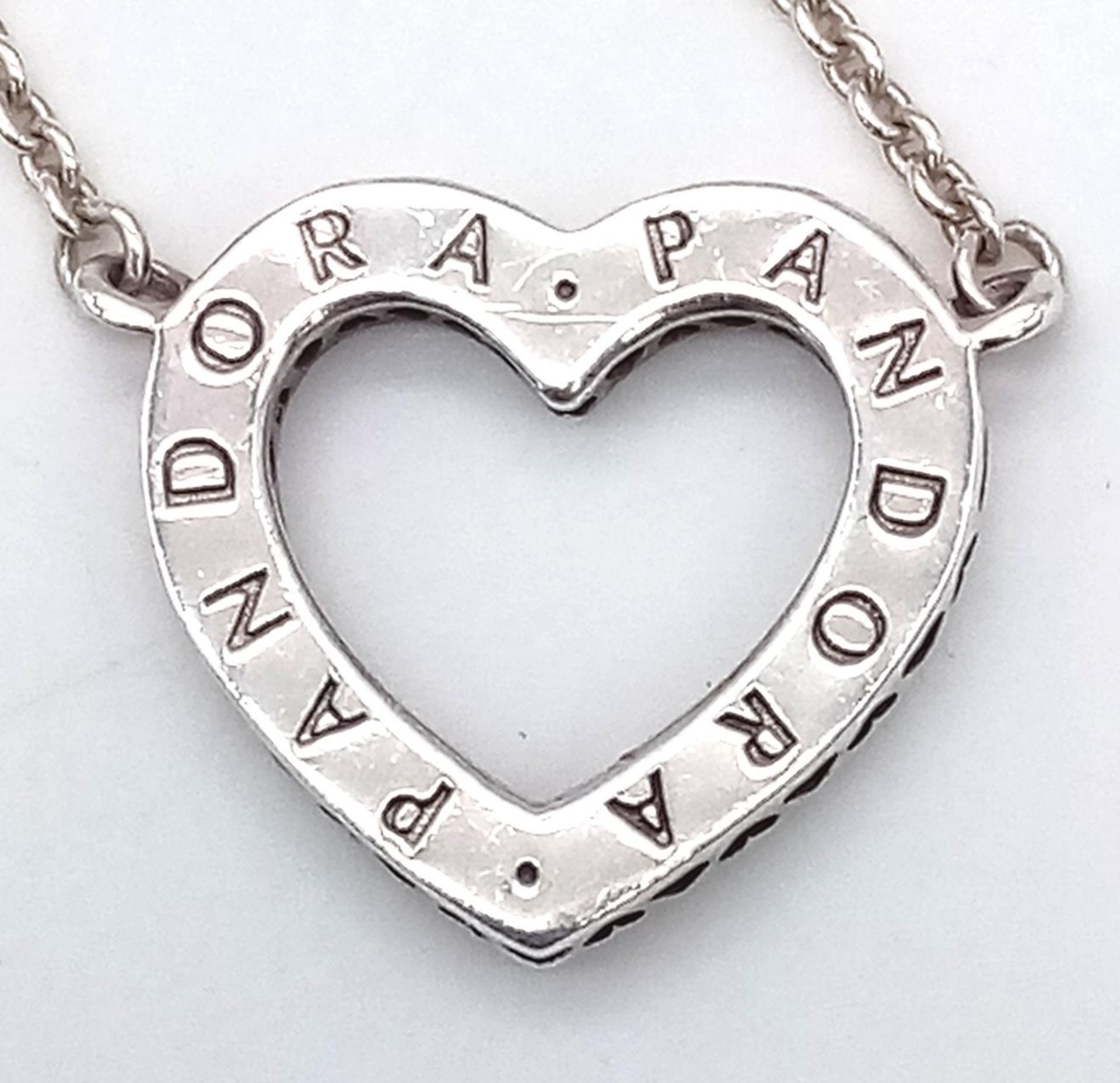 A sterling silver PANDORA chain necklace with a stone set heart. Length: 45 cm, weight; 4.1 g. - Image 3 of 4