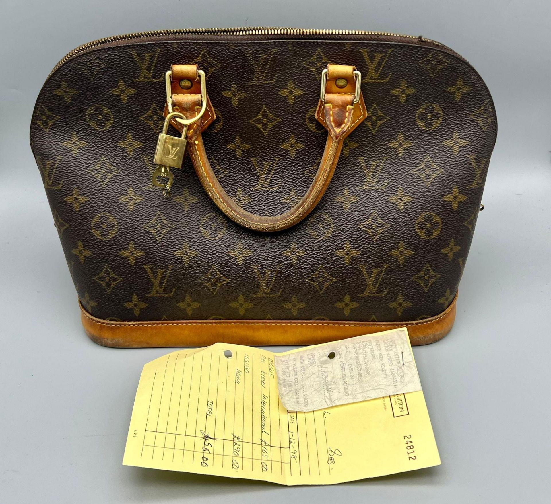 A Louis Vuitton Alma Monogram Canvas Bag. Brown leather handles with gilded lock and key. Brown - Bild 7 aus 7
