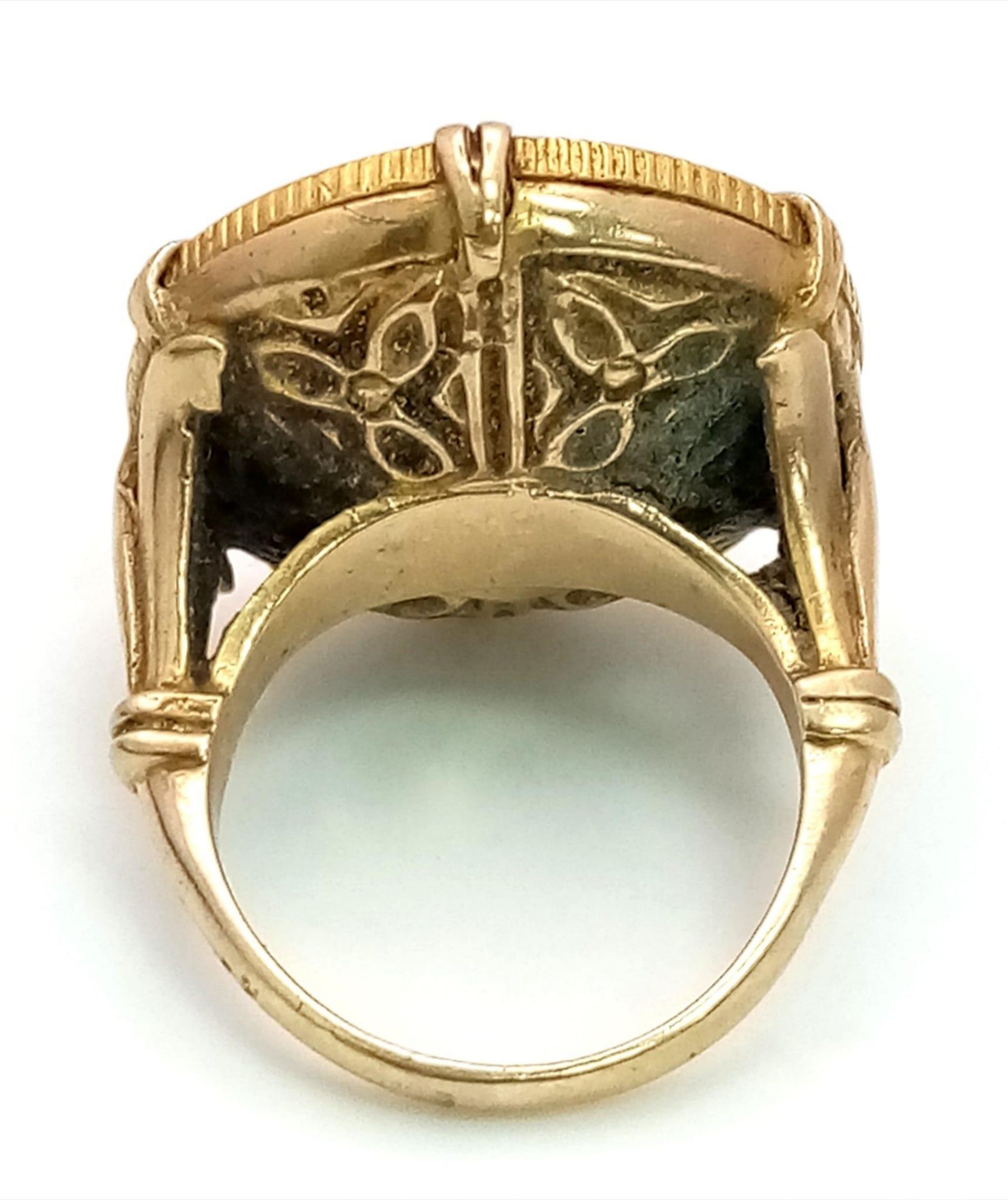 An Antique 1913 22K Gold Full Sovereign Ring set in a 9K Yellow Gold Well-Constructed Antique - Image 3 of 4