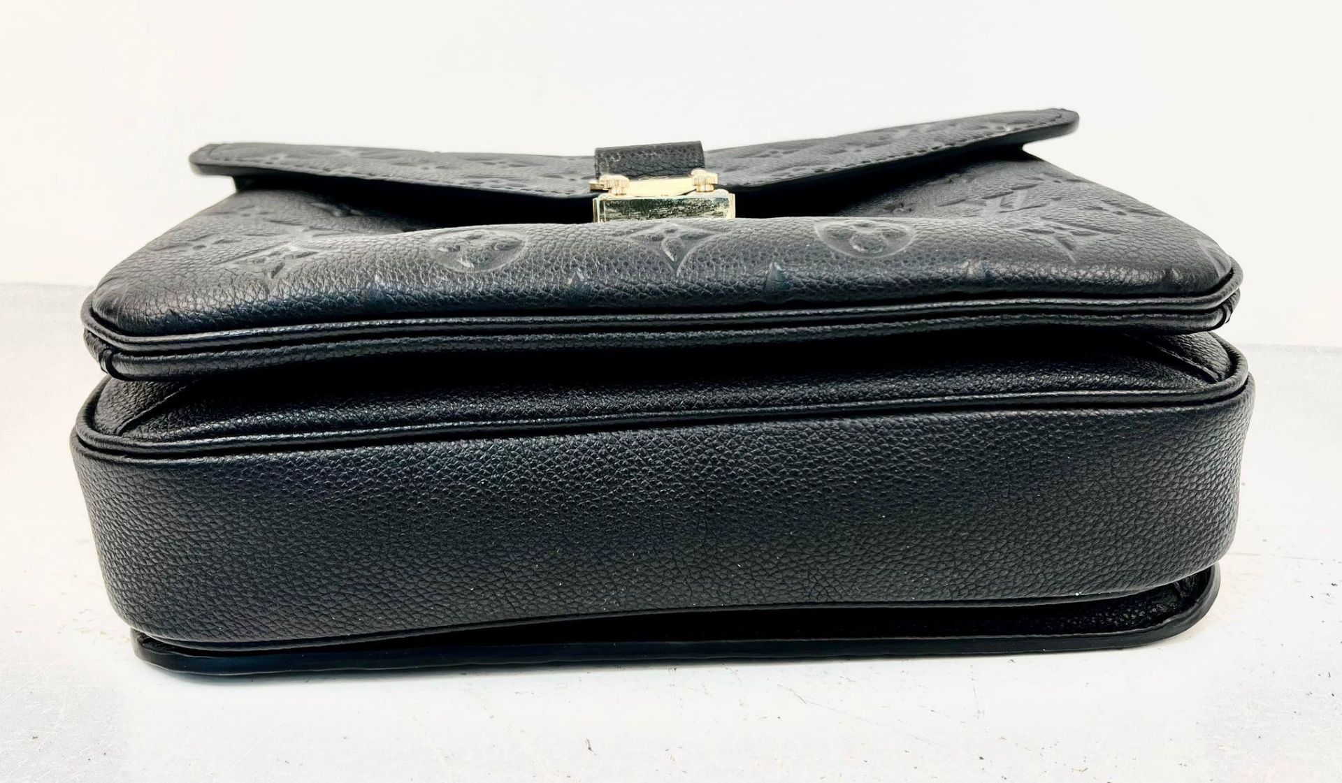 A Louis Vuitton Pochette Metis Leather Bag. Black monogram empreinte leather. Zipped exterior - Bild 8 aus 8