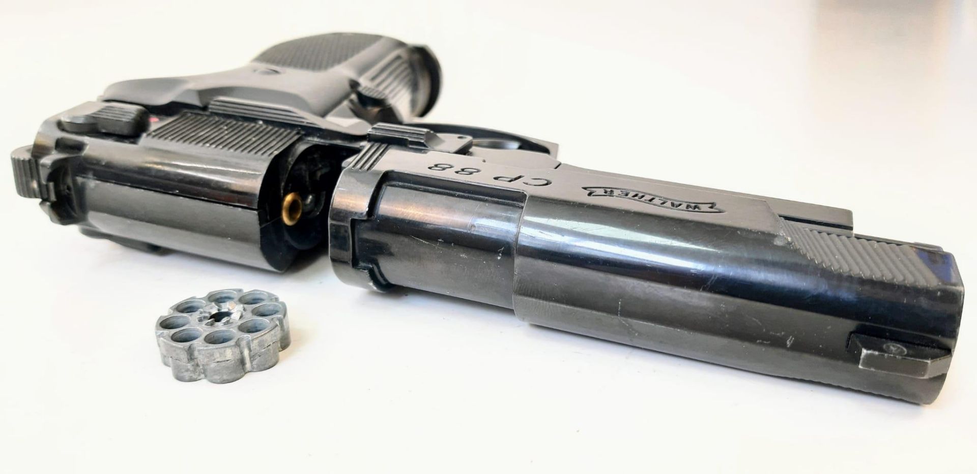 A CO2 POWERED 9 SHOT REPEATER AIR GUN MADE BY THE FAMOUS WALTHER COMPANY . .177cal MODEL CP88. No - Bild 4 aus 7