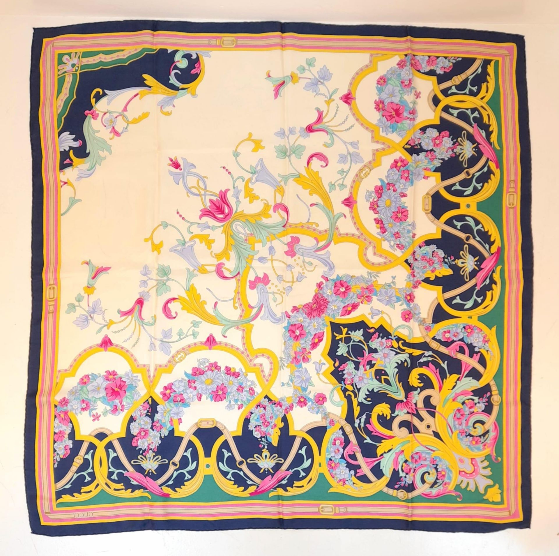 A Gucci Silk Scarf. 86cm x 86cm. Floral decoration. Good condition. Ref: 12737 - Bild 3 aus 4