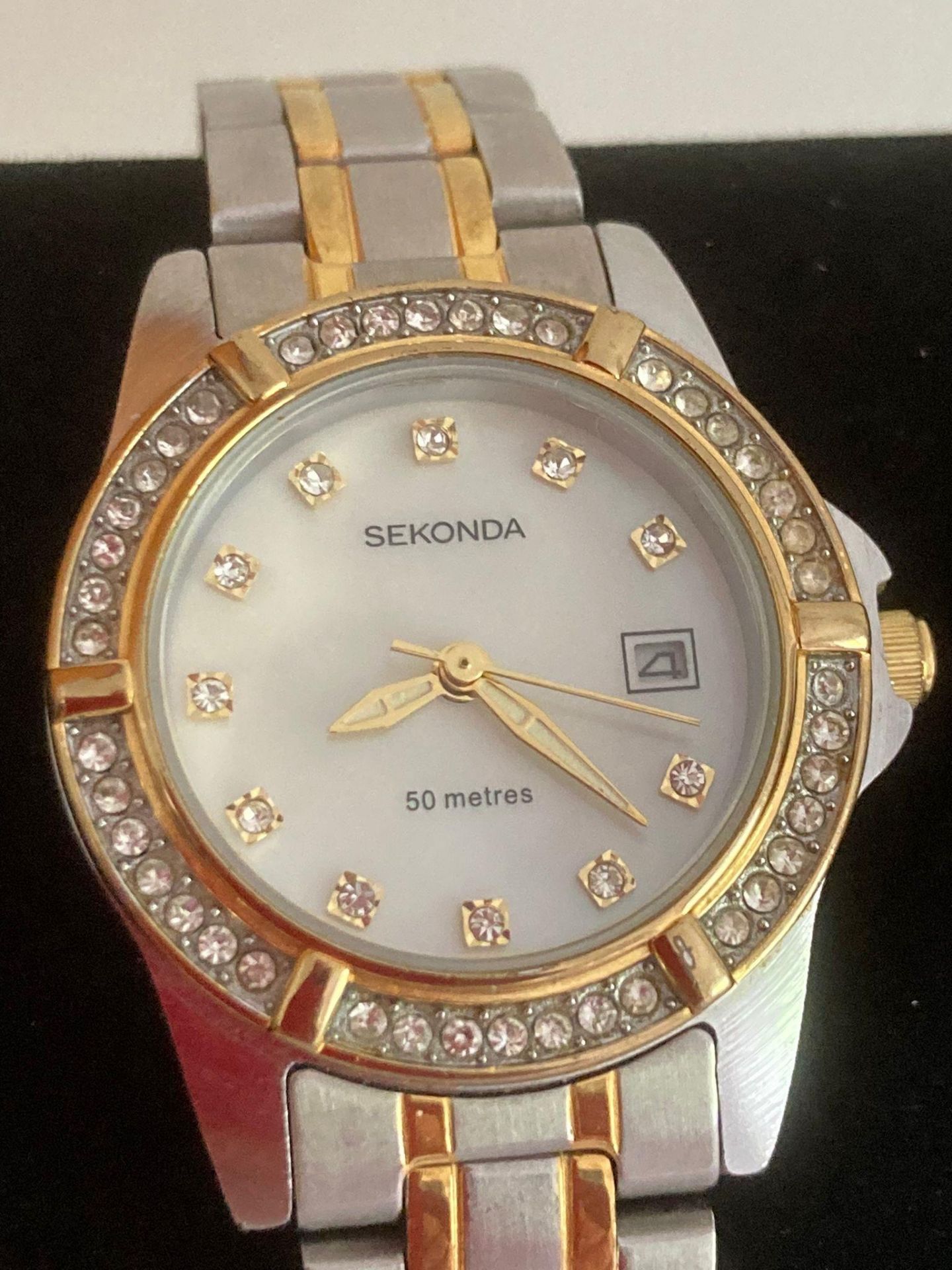 2 x ladies SEKONDA Quartz Wristwatches. To include the jewelled Two tone N4174, Together with the - Bild 3 aus 3