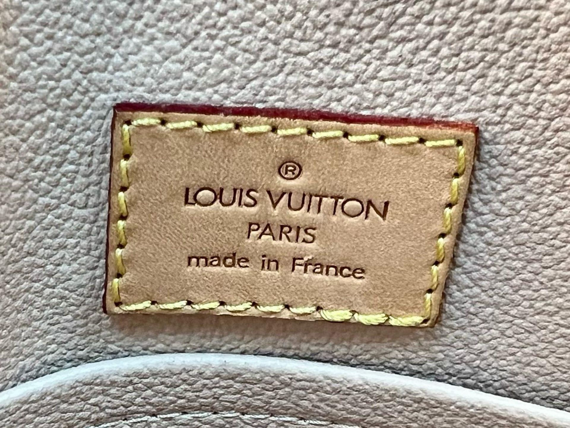 A Louis Vuitton Monogram Canvas Tote Bag. Brown leather handles. Spacious interior with two open - Bild 6 aus 6