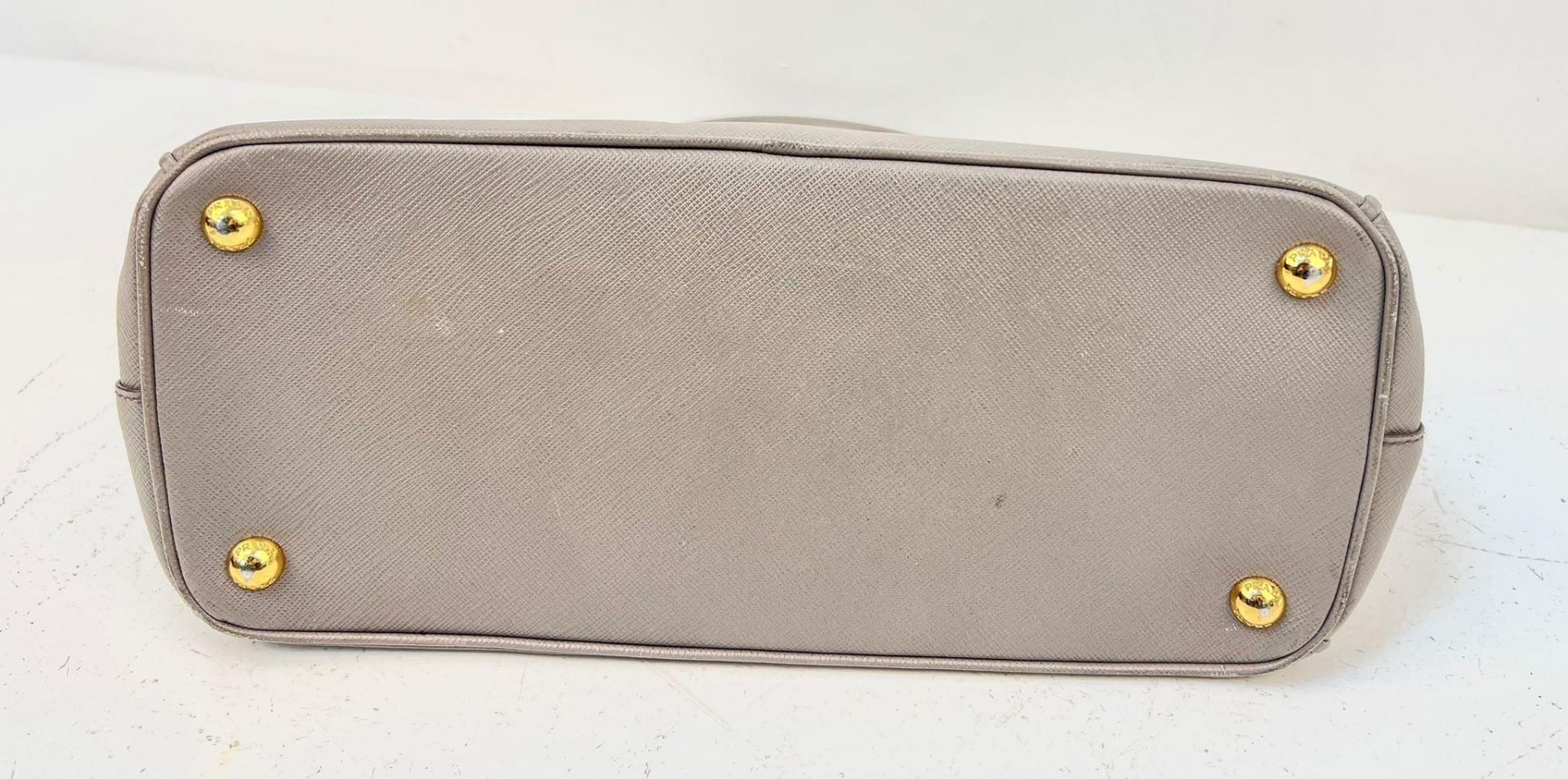 A Prada Saffiano Galleria Handbag with Shoulder Strap. Luxurious grey leather exterior. Three - Bild 6 aus 9