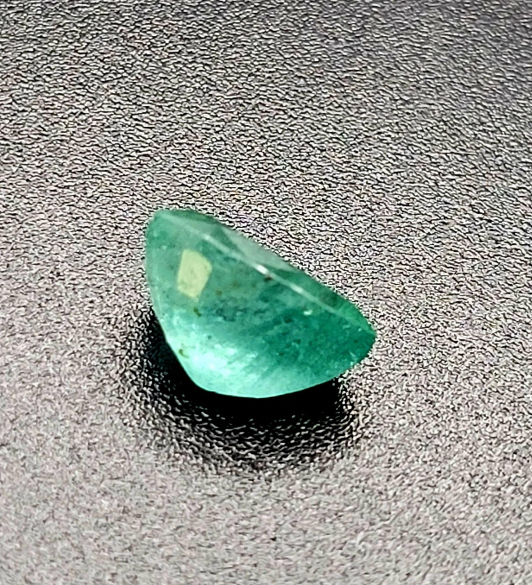 A 2.20ct Zambian Emerald Pear Shaped Gemstone. GFCO Swiss Origin Certification Included. - Bild 2 aus 5