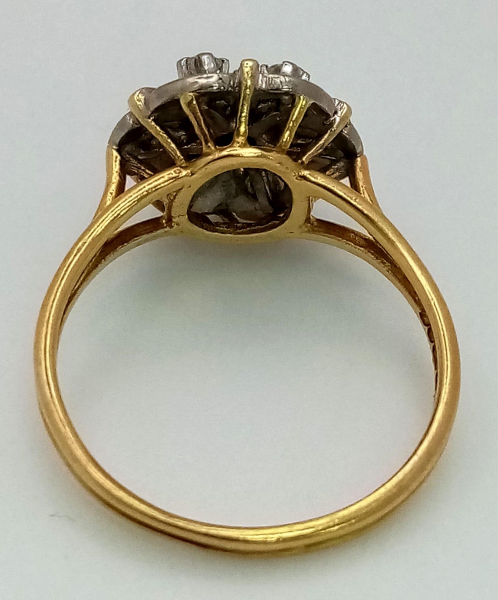 A Vintage 18K Yellow Gold and Diamond Floral Ring. Central petal-cut diamond surrounded by a halo of - Bild 3 aus 4