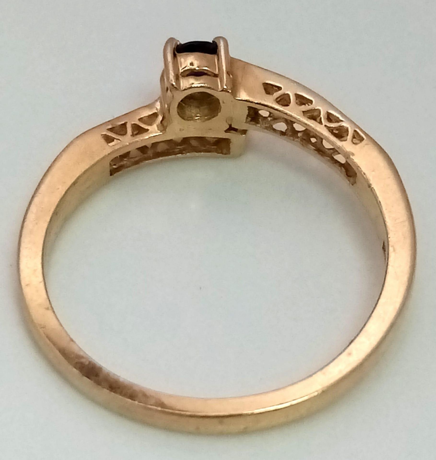 9K YELLOW GOLD DIAMOND & SAPPHIRE TWIST RING, SET WITH 0.15CT DIAMONDS AND 0.18CT SAPPHIRE, WEIGHT - Image 3 of 4