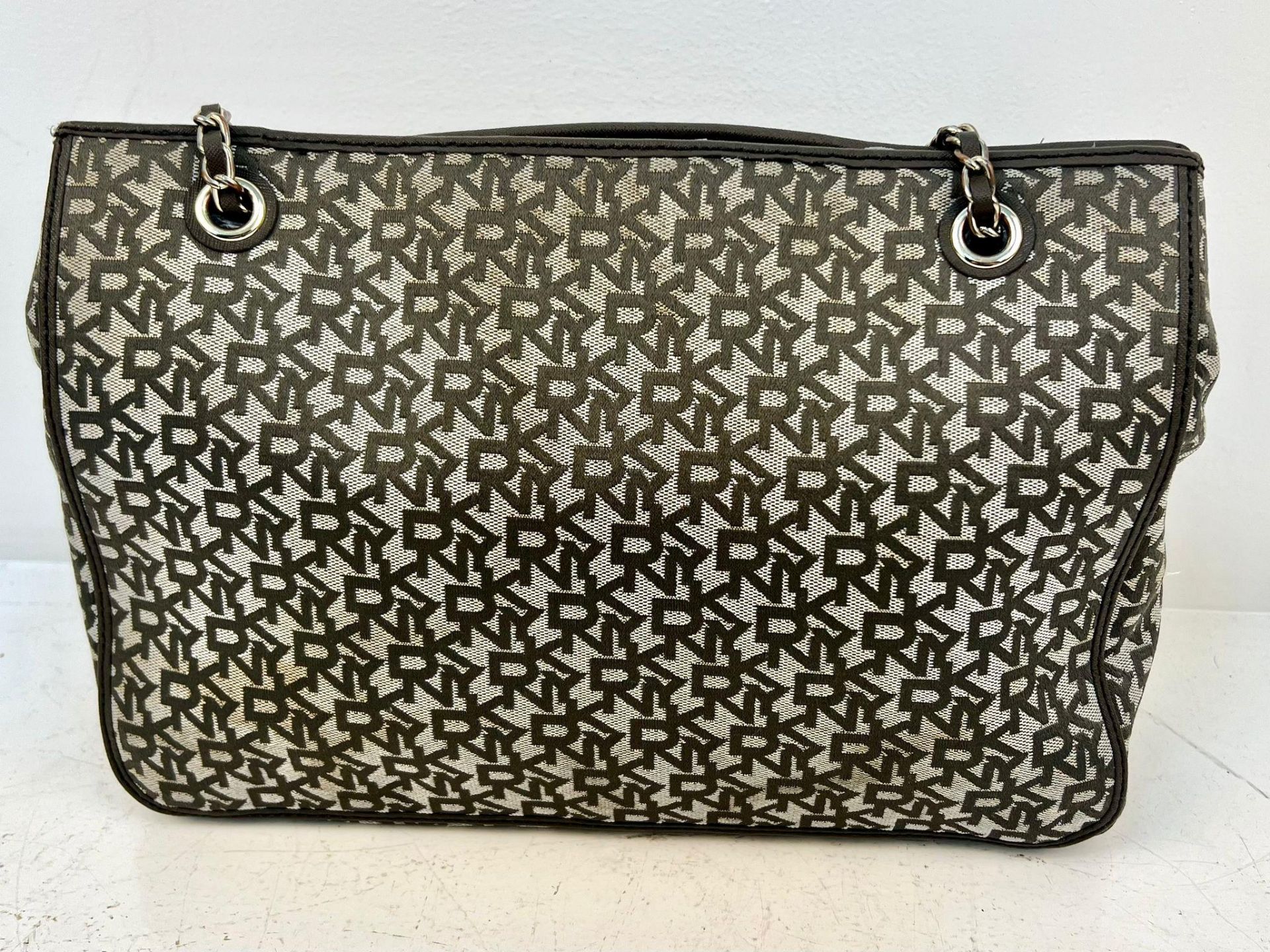 A DKNY Monogram Canvas Shoulder Bag with Dust-Cover. Spacious interior with zipped and open - Bild 4 aus 7