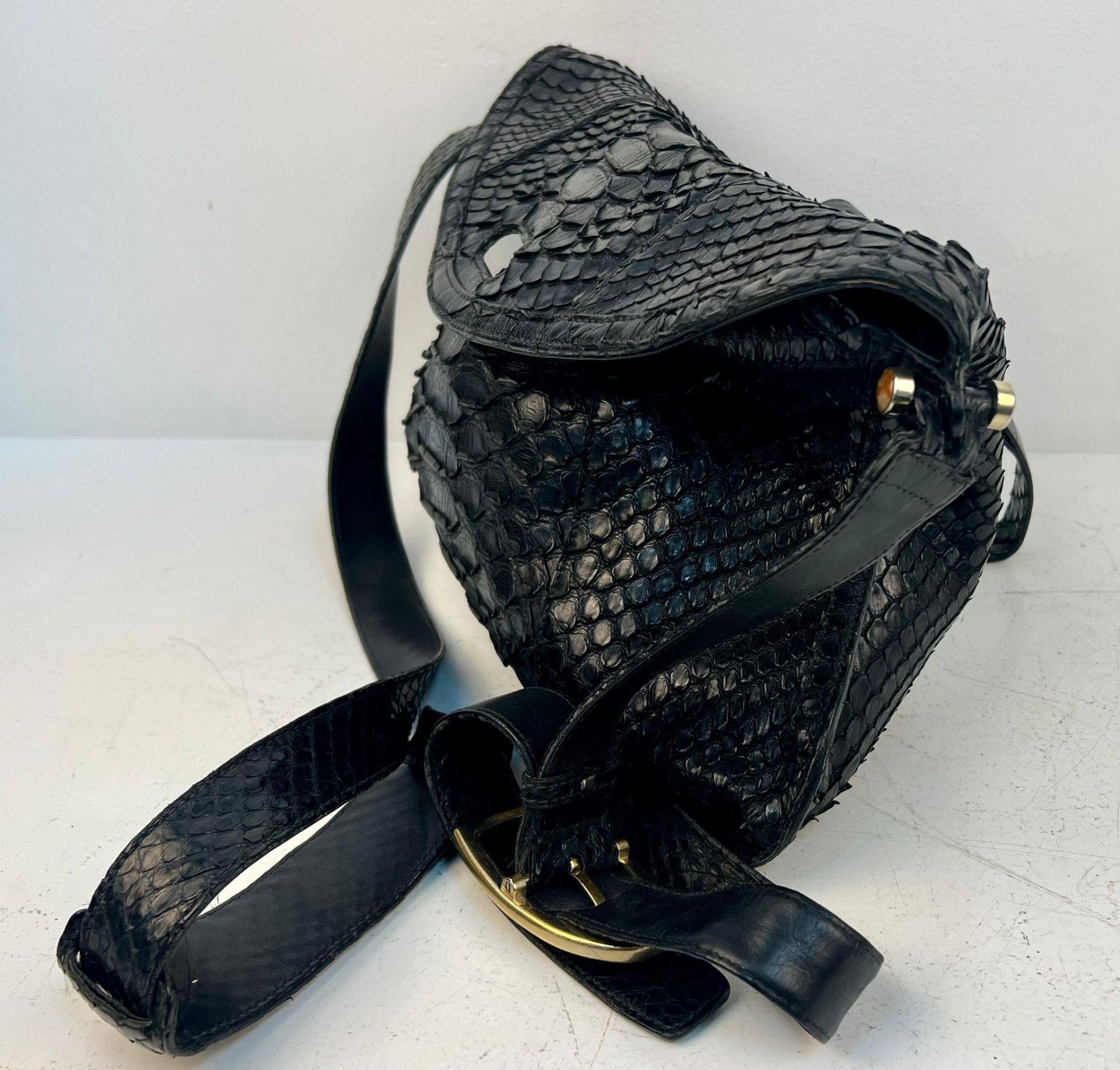 A Gucci Black Python/Snakeskin Shoulder Bag. Gold-tone hardware. Adjustable shoulder strap. Spacious - Bild 3 aus 7