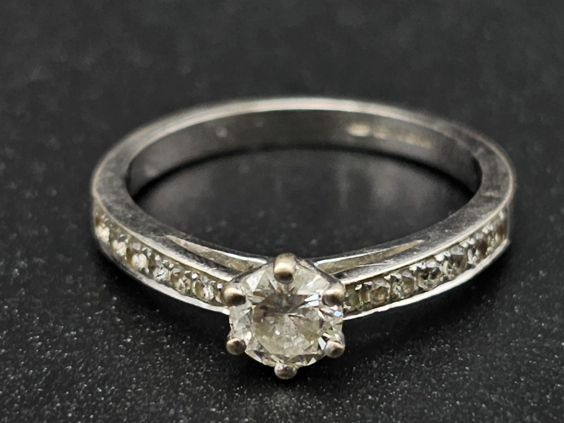 An 18 K white gold ring with a brilliant cut diamond and more diamonds on the shoulders of the ring. - Bild 4 aus 9