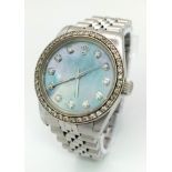 A ROLEX LADIES OYSTER PERPETUAL WRIST WATCH IN STAINLESS STEEL WITH DIAMOND BEZEL AND NUMERALS.