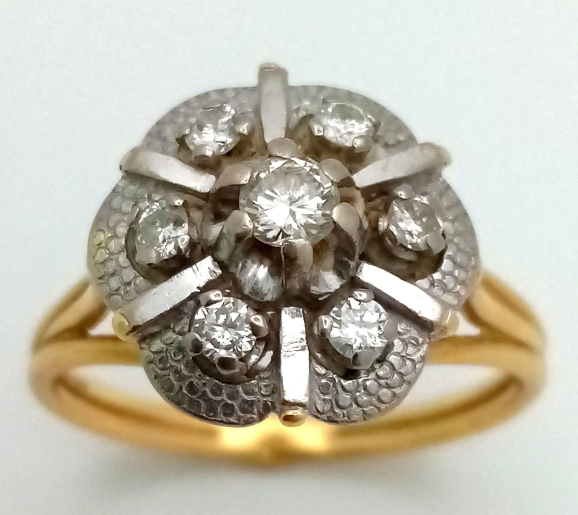 A Vintage 18K Yellow Gold and Diamond Floral Ring. Central petal-cut diamond surrounded by a halo of - Bild 2 aus 4