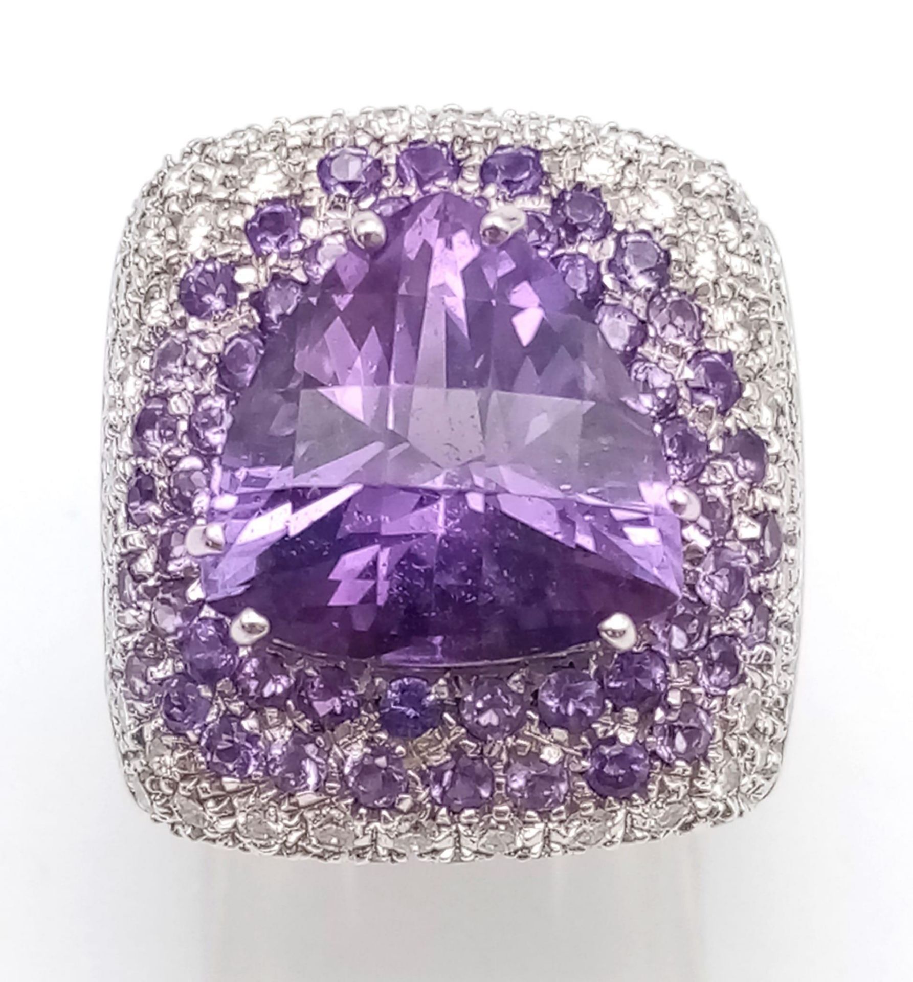 A FABULOUS 18K WHITE GOLD DIAMOND AND AMETHYST RING WITH MATCHING EARRINGS . 35.5gms - Bild 2 aus 12