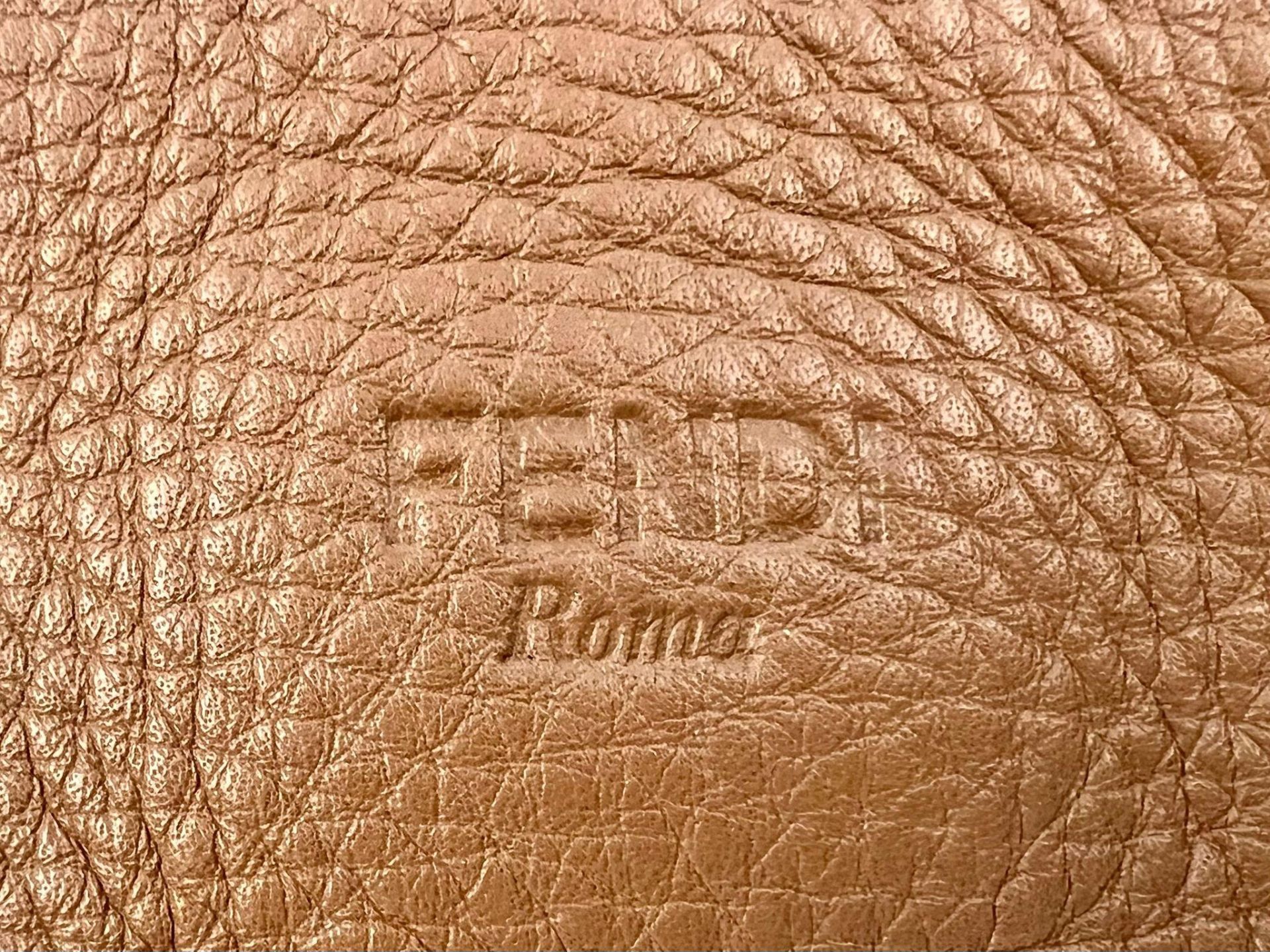 A Fendi Brown Leather Anna Shoulder Bag. Choice of central handle or shoulder strap. Soft brown - Bild 2 aus 4