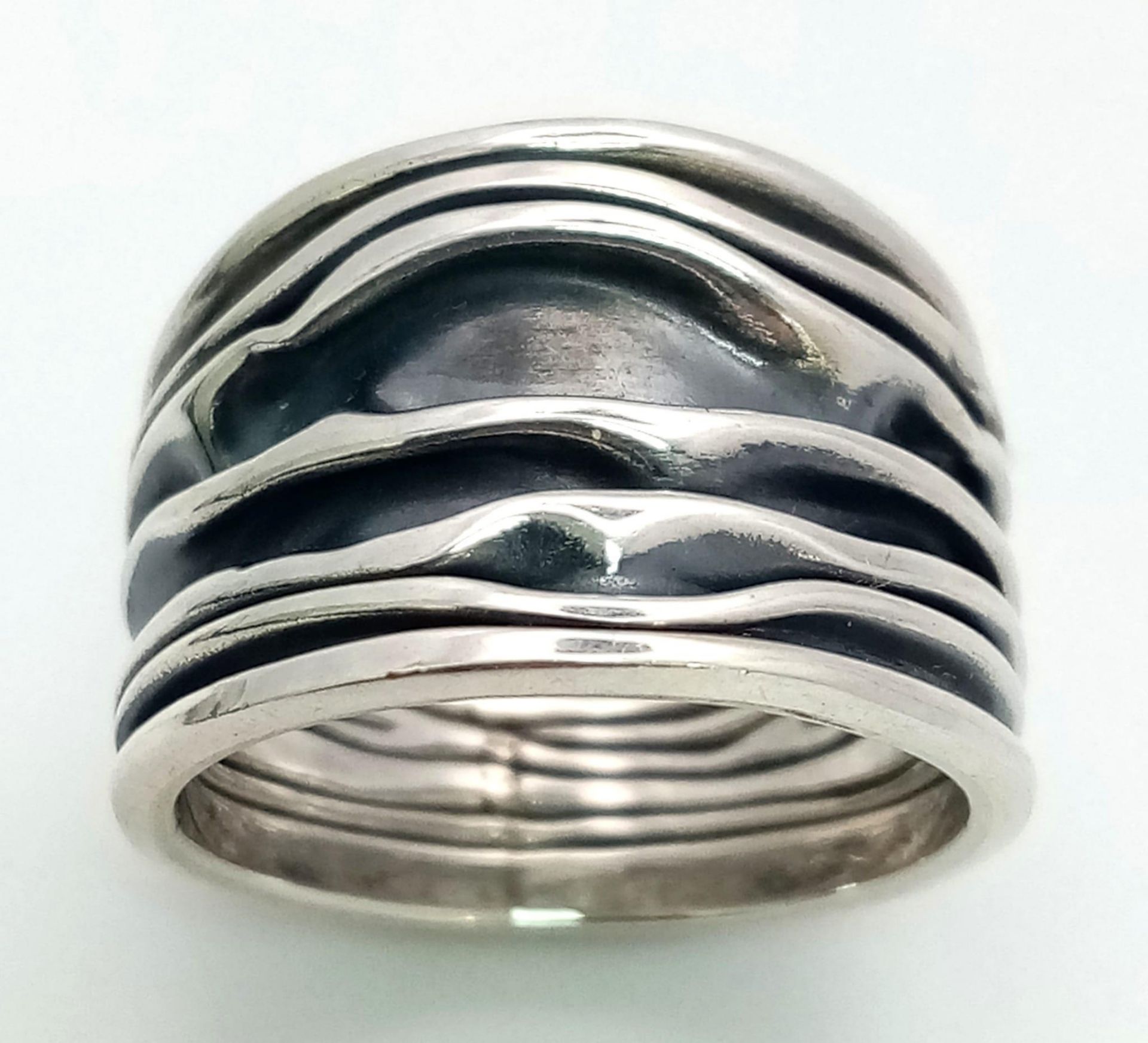 An Excellent Condition Sterling Silver Modernist Design Bark Pattern Two Tone Ring Size M. The - Bild 2 aus 4