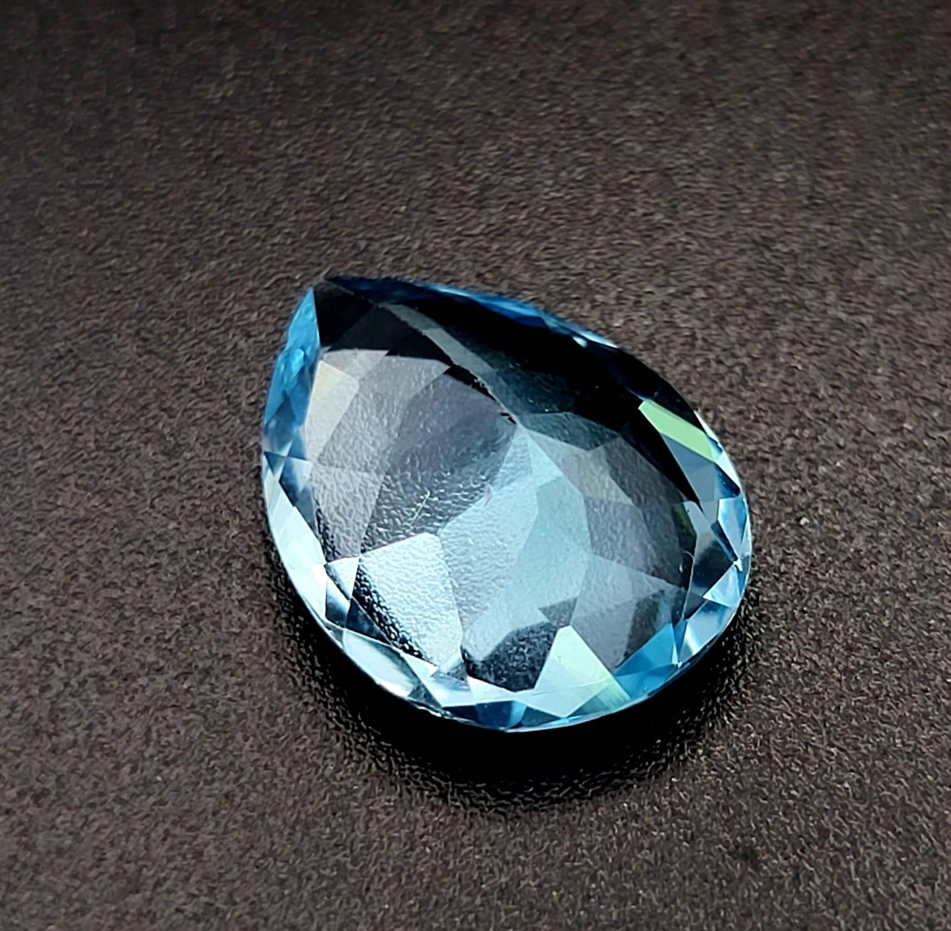 An 11.40ct Natural Blue Topaz Gemstone. GFCO Swiss Certification Included. - Bild 3 aus 5