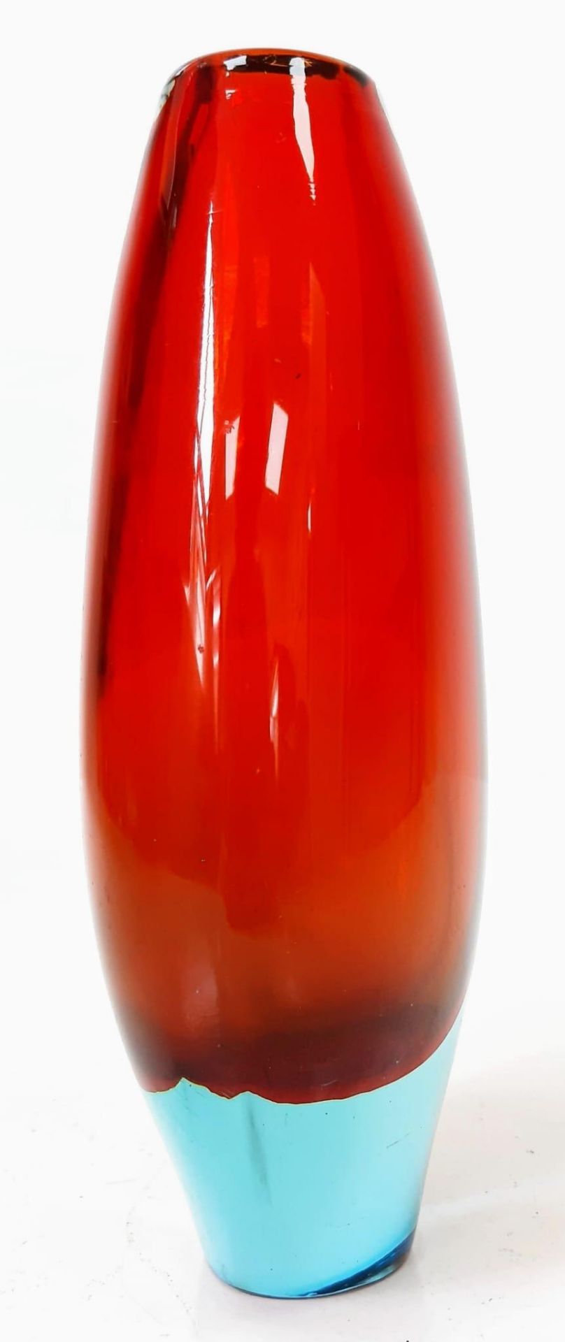 A Murano-Inspired Fire-Red and Sky-Blue Decorative Glass Vase. 24cm tall - Bild 4 aus 6
