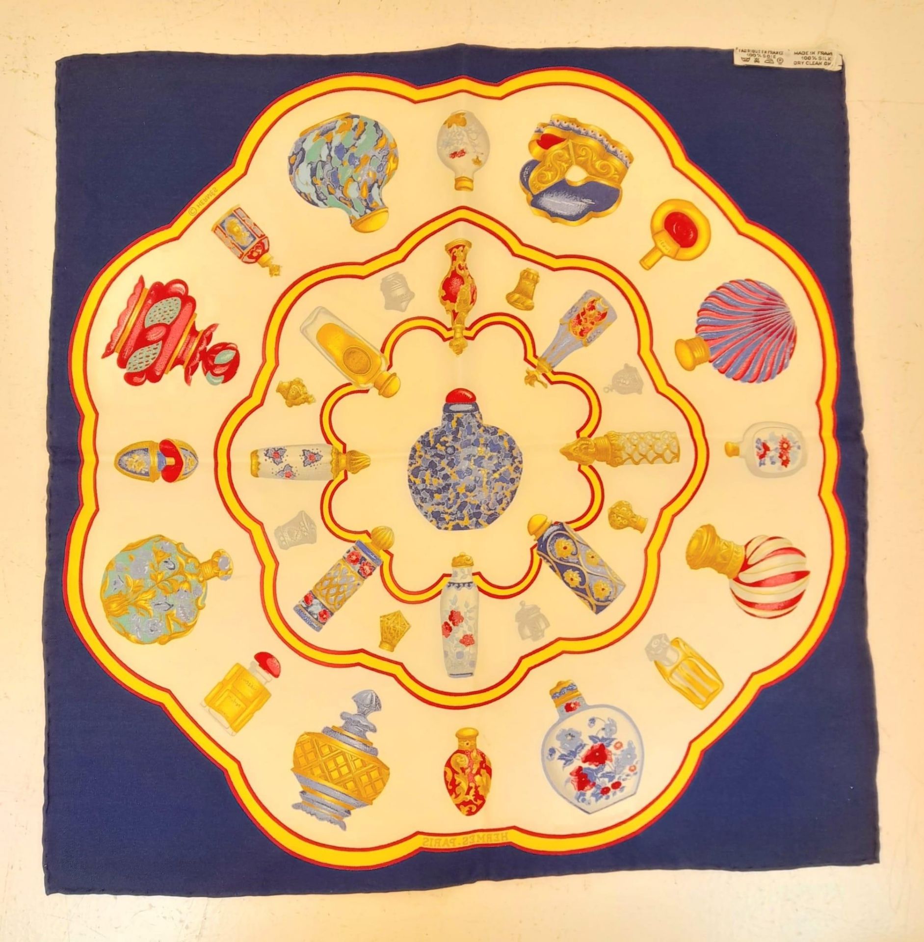 A Hermes Silk Scarf. Trinket decoration. Good condition. 42cm x 42cm. Ref: 12739 - Bild 4 aus 5