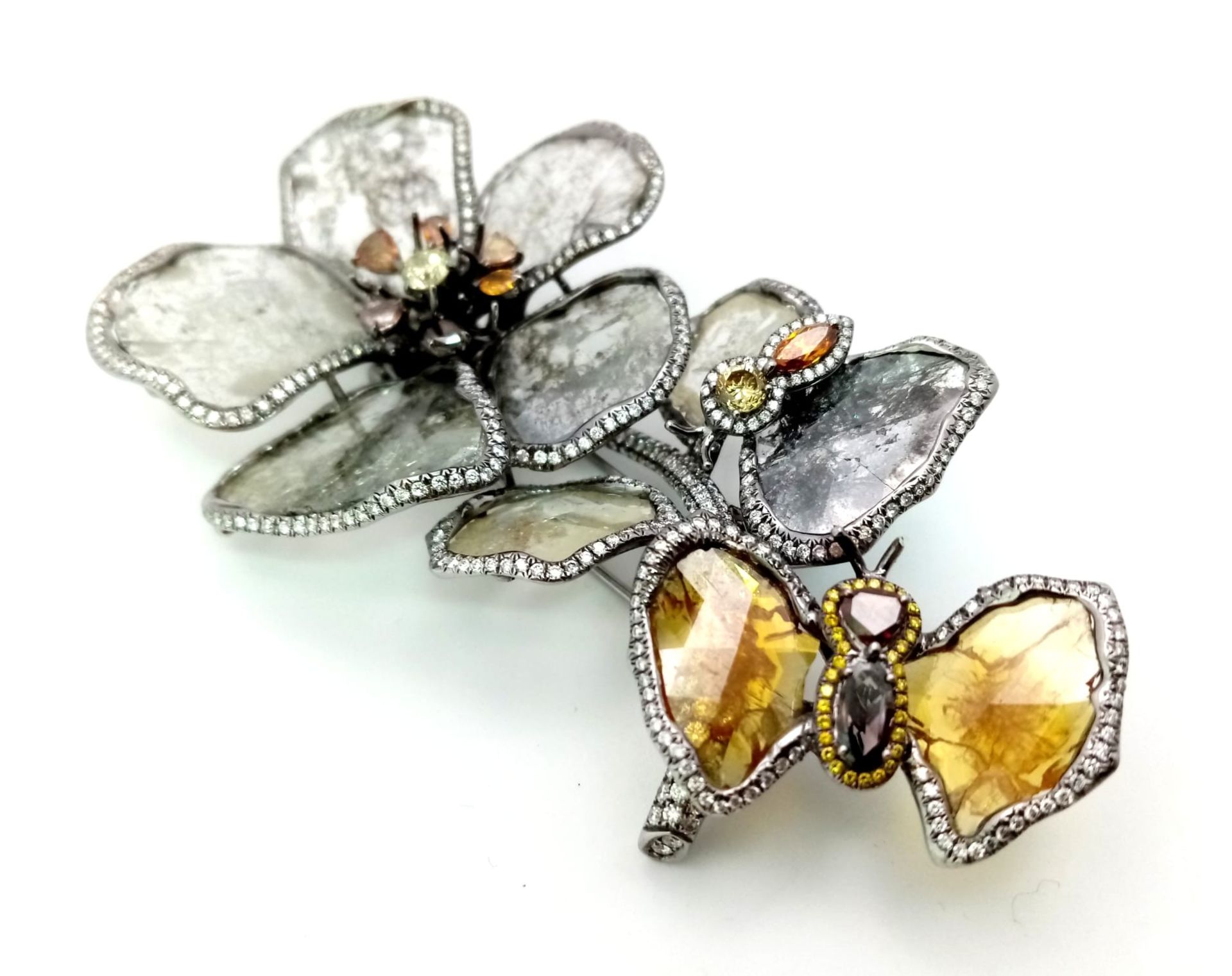 A SHOW STOPPING DIAMOND BROOCH IN THE FORM OF FLOWERS AND A BUTTERFLY . 32.1gms 9cms in height. - Bild 5 aus 6