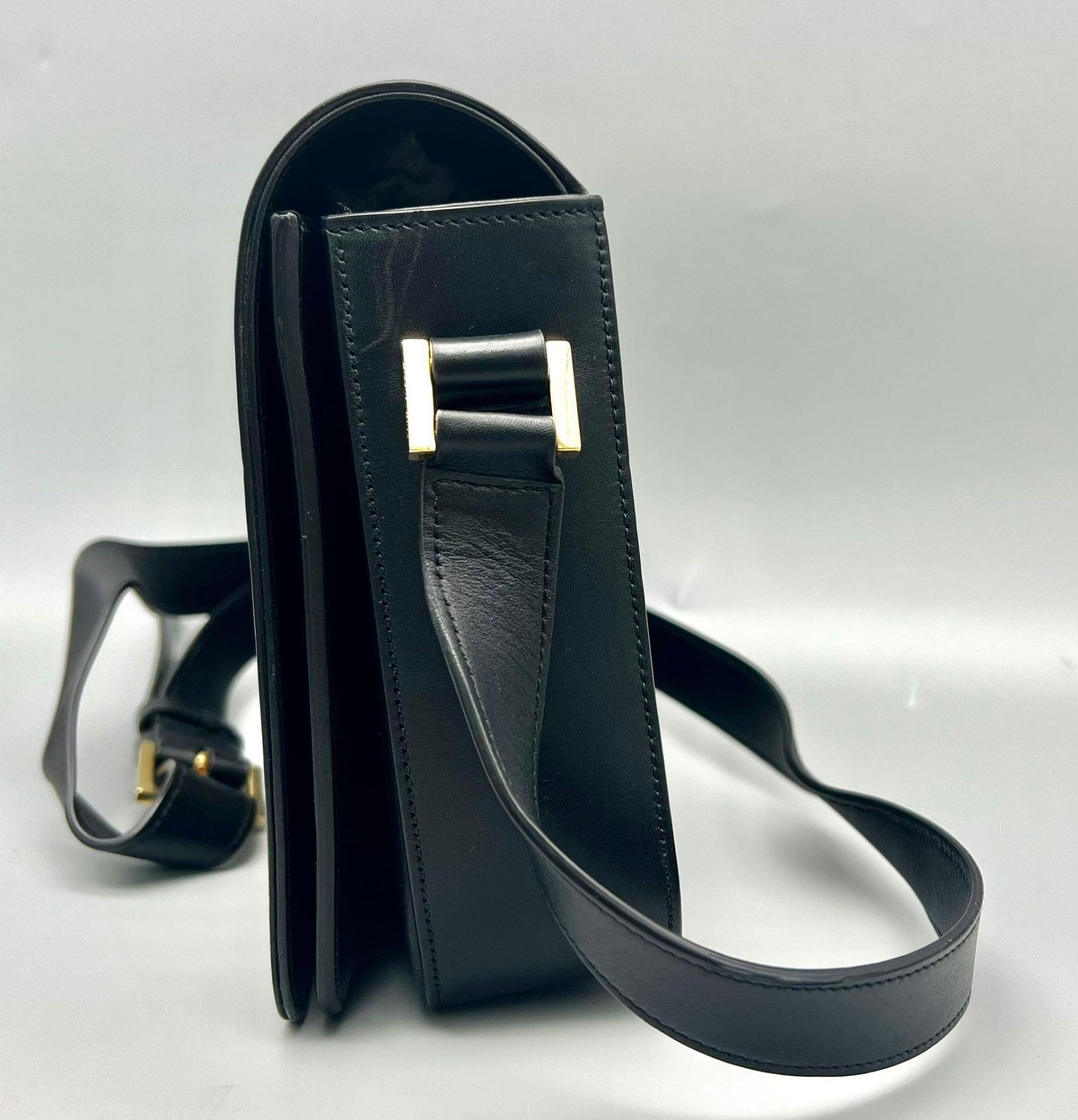 A Yves Saint Laurent (YSL) Black Leather Shoulder/Cross-body Bag. Adjustable shoulder strap. Gold- - Bild 2 aus 7