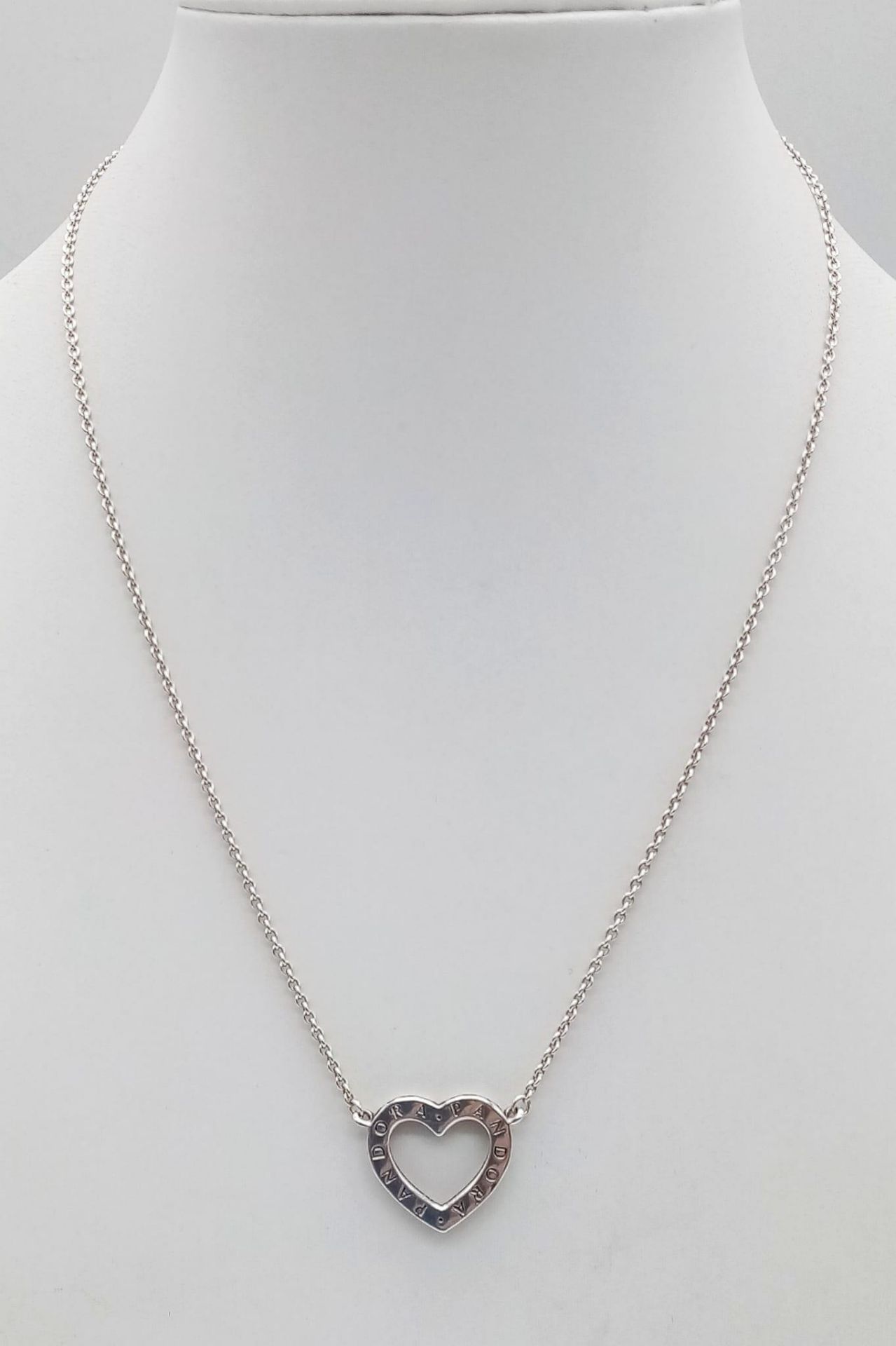 A sterling silver PANDORA chain necklace with a stone set heart. Length: 45 cm, weight; 4.1 g.