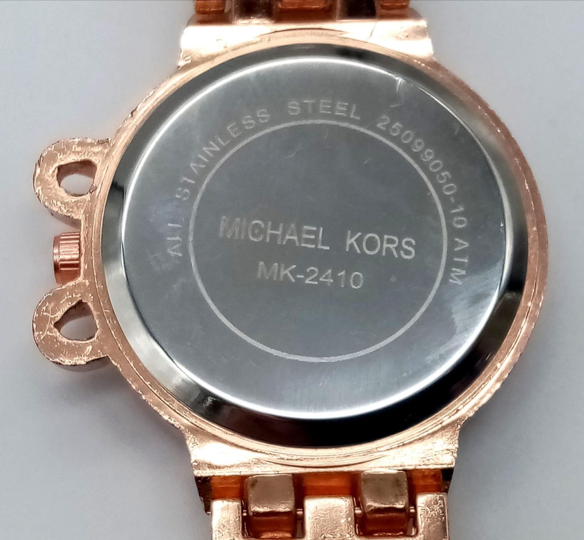 A LADIES MICHAEL KORS FACSIMILE WATCH IN ROSE GOLD TONE STONE SET BEZEL AND STRAP, FULL WORKING - Image 4 of 4