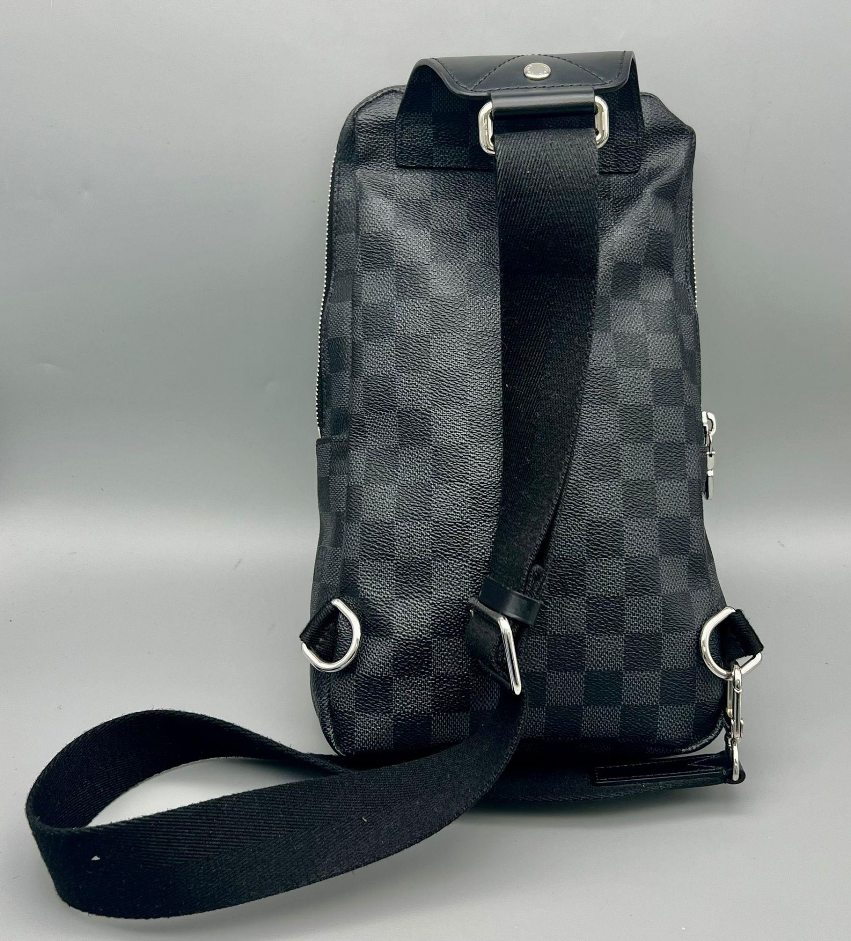 A Louis Vuitton Checked Canvas Messenger Bag. Silver-tone hardware. Zipped outer compartment. - Bild 4 aus 6