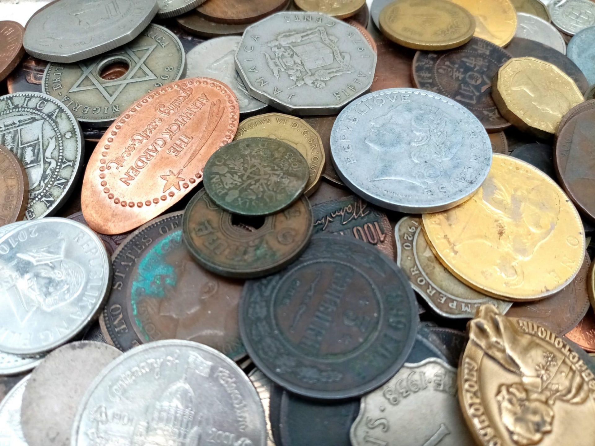 A Pot Luck Cigar Box of British and Foreign Coins. - Bild 3 aus 5