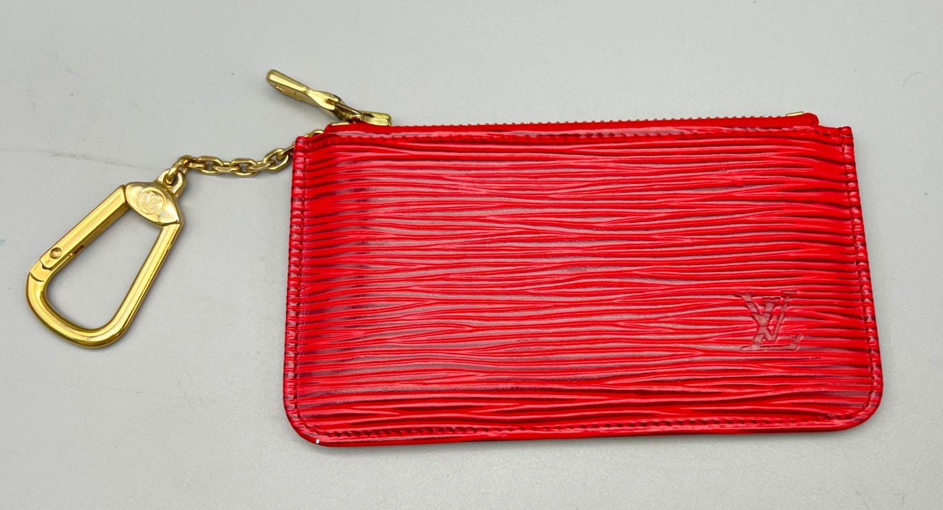A Louis Vuitton Small Red Textured Epi Leather Key Pouch. As new, in original LV packaging. 12cm x - Bild 3 aus 6