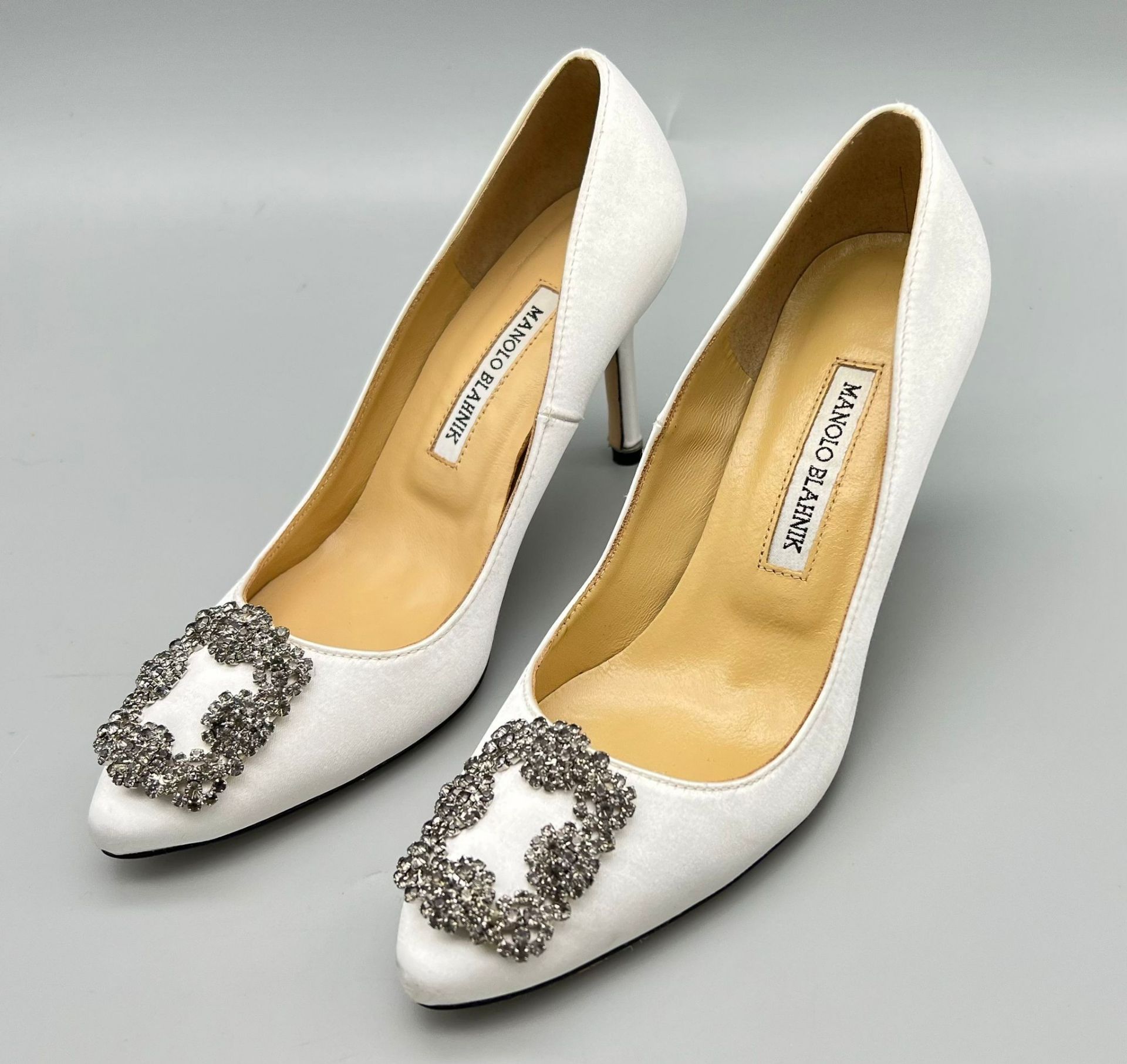 A Pair of Hand-Made Italian Manolo Blahnik White Ladies Shoes with White Stone Decoration. Good - Bild 5 aus 7