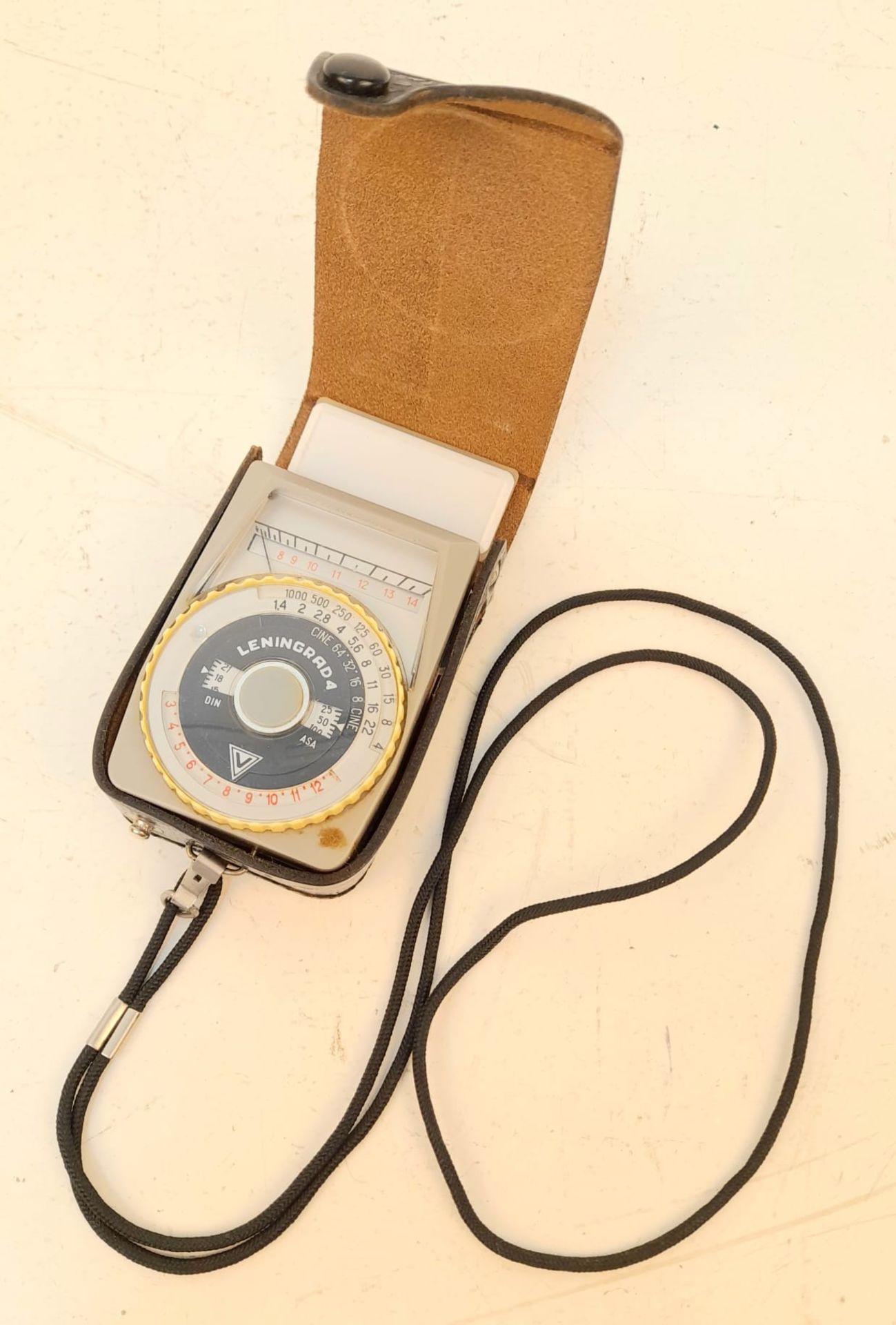 A Selection of Four Vintage Cameras and a Light Meter. - Image 8 of 10