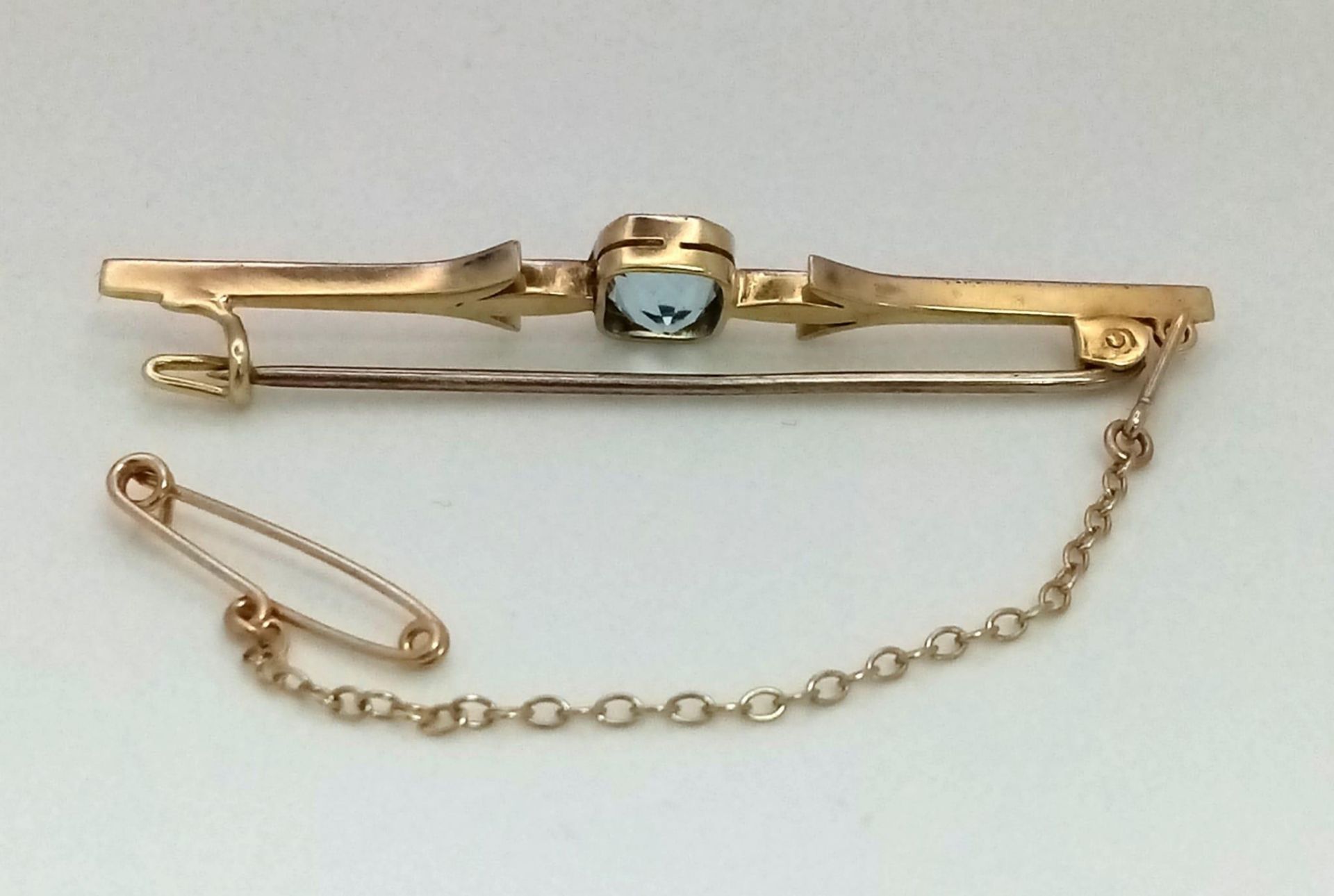 An antique 14 K yellow and white gold bar brooch with an aquamarine (3 carats appr.) and a safety - Image 3 of 3