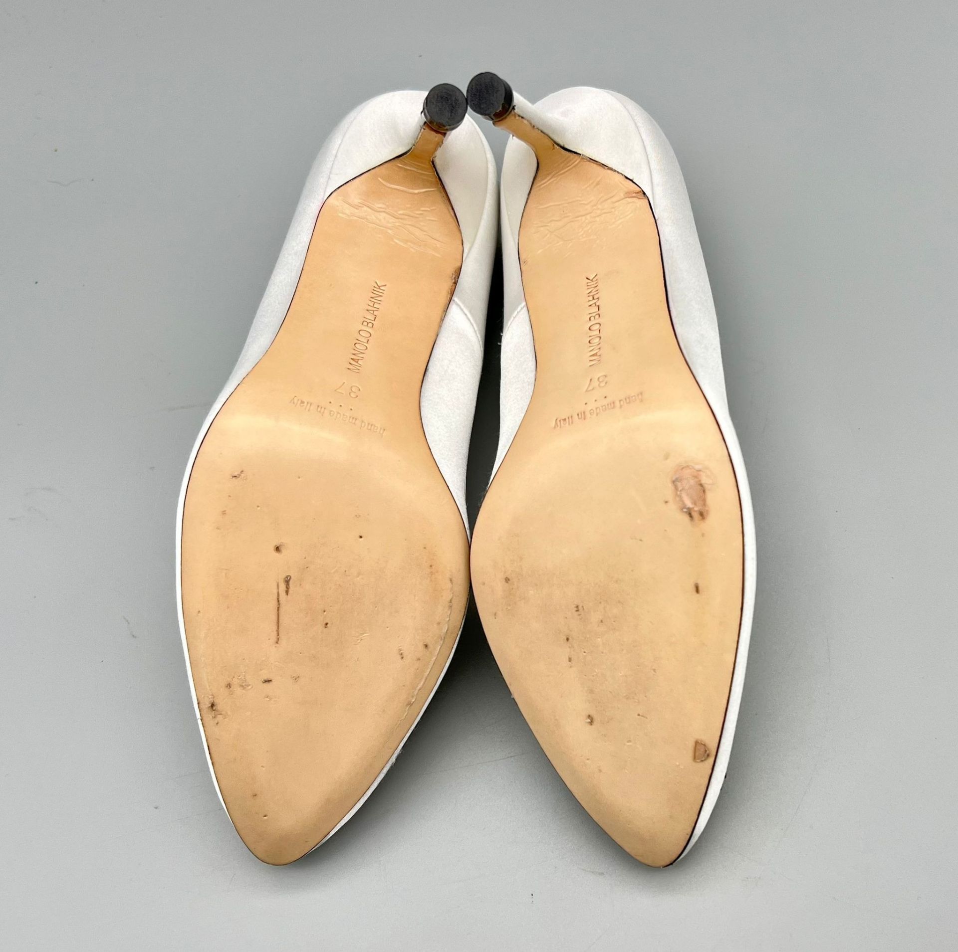 A Pair of Hand-Made Italian Manolo Blahnik White Ladies Shoes with White Stone Decoration. Good - Bild 4 aus 7